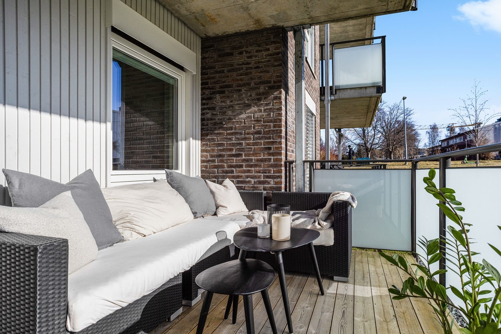 Terrassen har utgang fra stuen og nyter godt av gode solforhold. Galleribilde