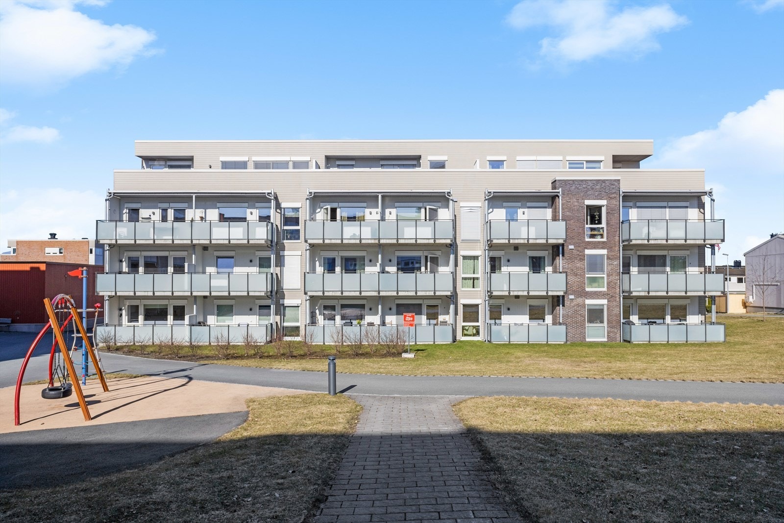 Tomten rundt er pent opparbeidet og det er godt med plass mellom byggene. Galleribilde