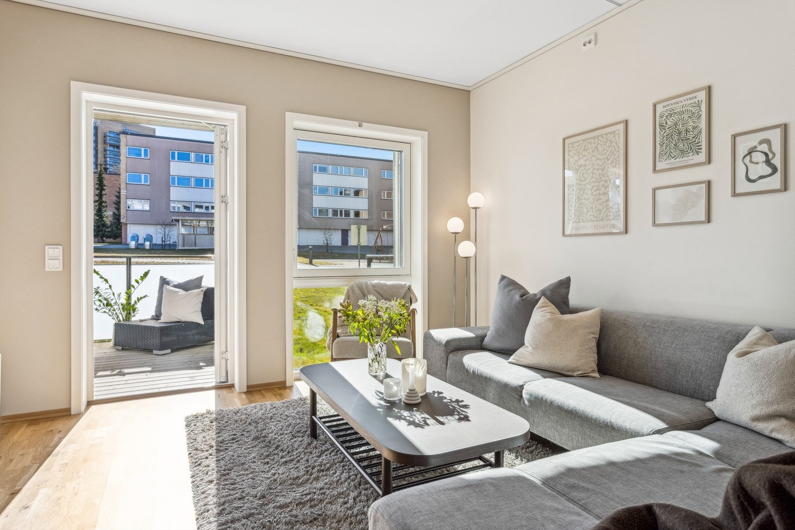 Stuen har parkett på gulv og vannbåren varme. Vender ut mot et stort grøntareal. Galleribilde
