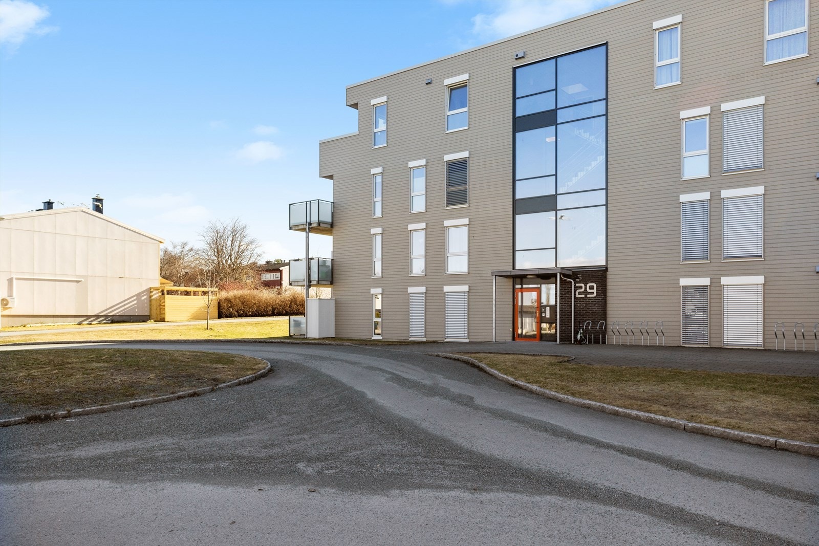 Utenfor leiligheten er det gratis gjesteparkering i 3 timer. Galleribilde