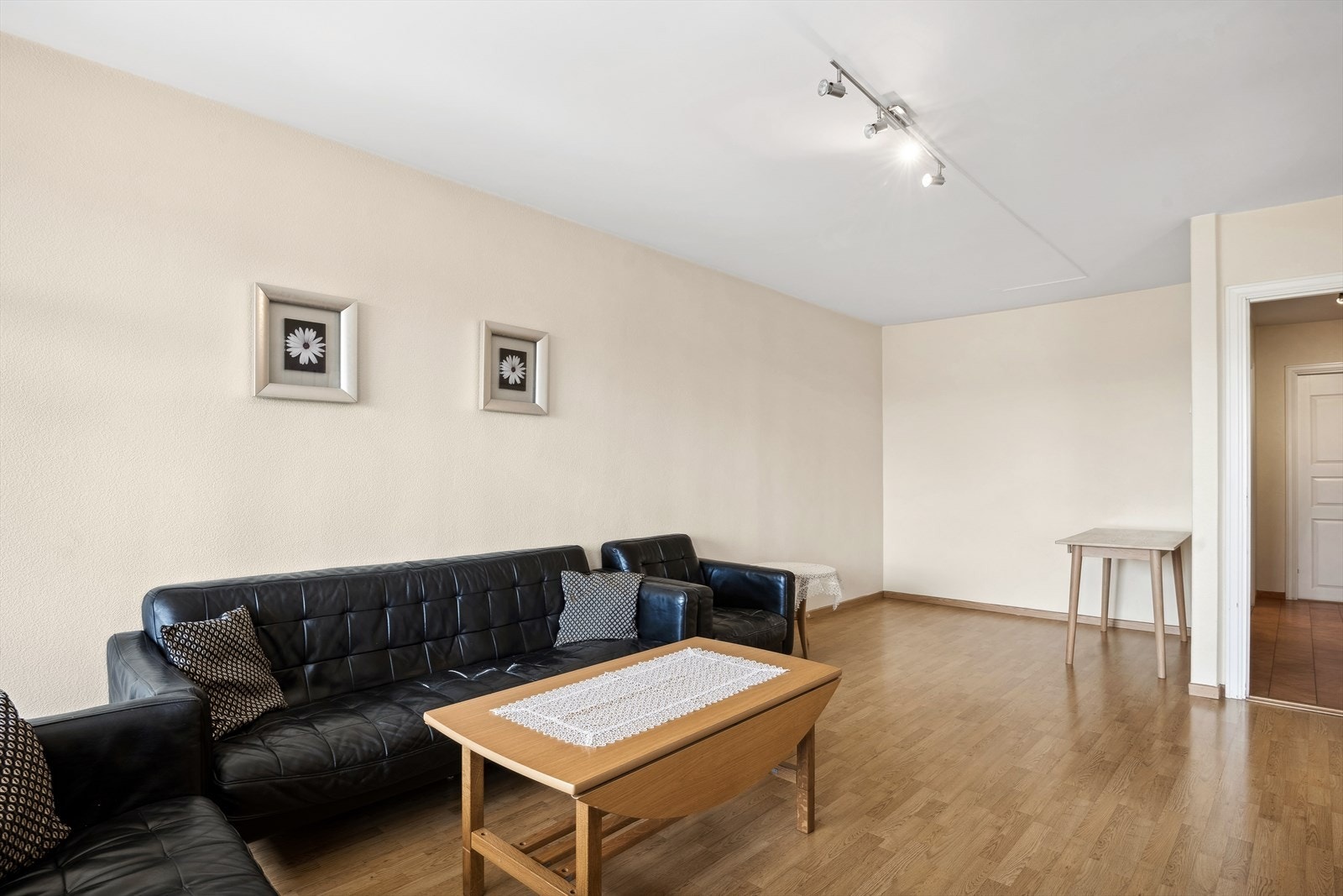 Stuen innehar gode møbleringsmuligheter og det er mulighet for å åpne opp mot kjøkkenet hvis ønskelig. Galleribilde