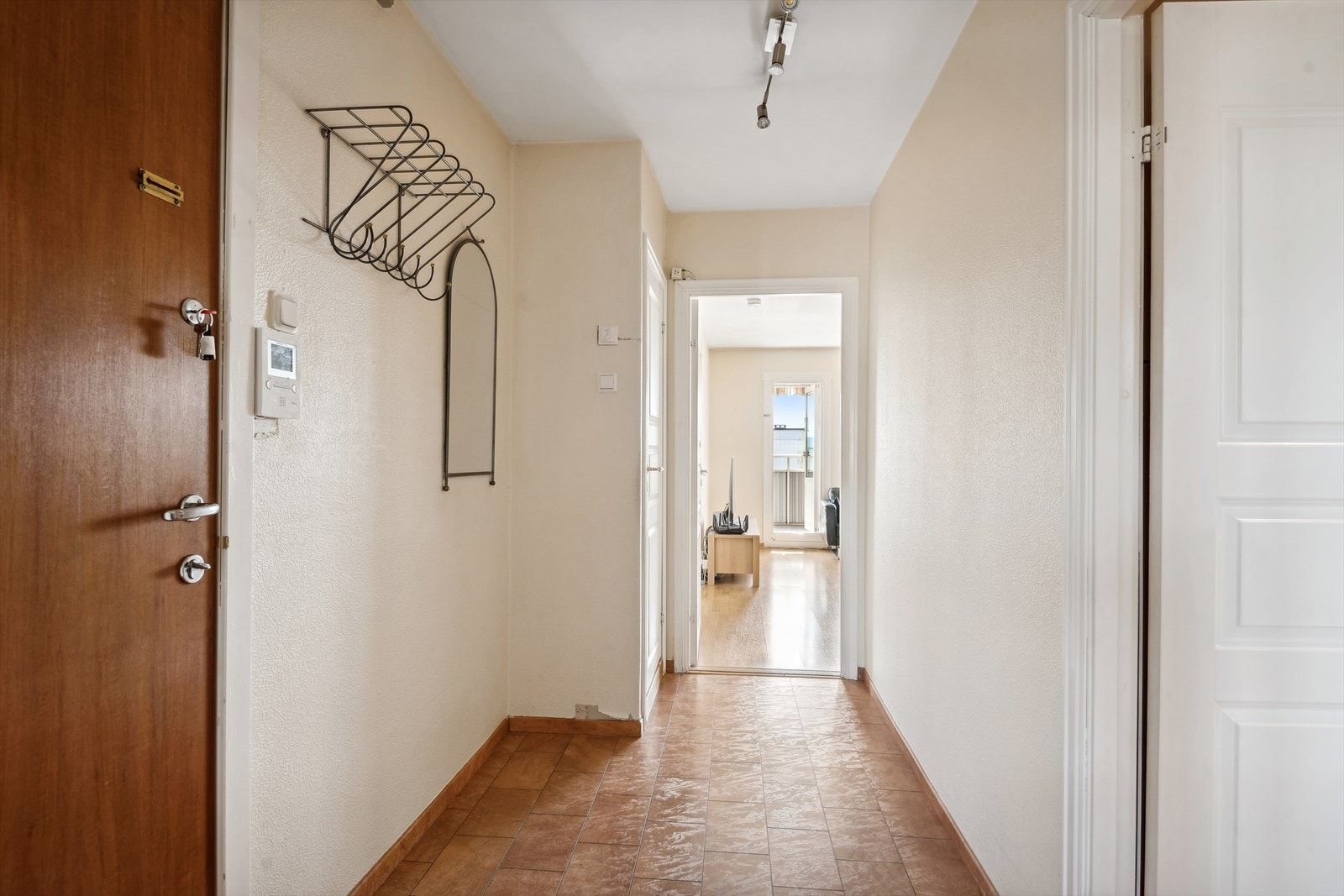 Romslig gang med god plass til et garderobeskap Galleribilde