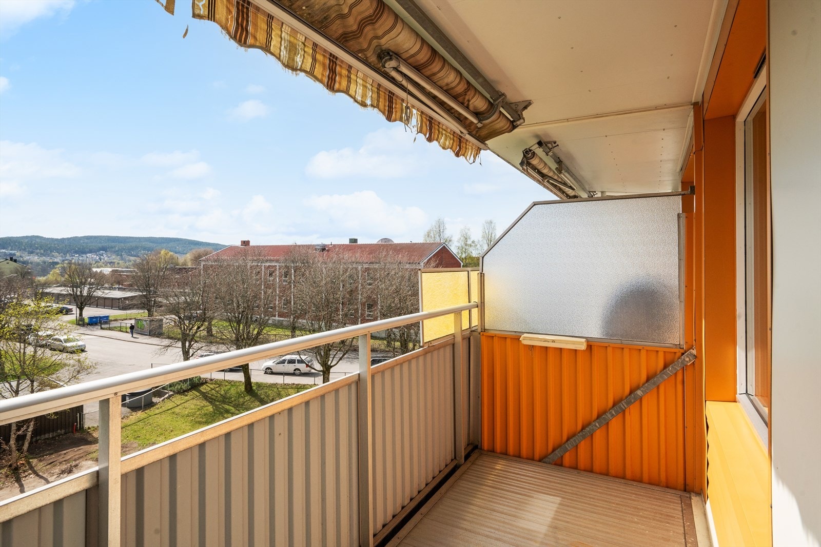 Leiligheten har en solrik balkong med flott utsikt Galleribilde