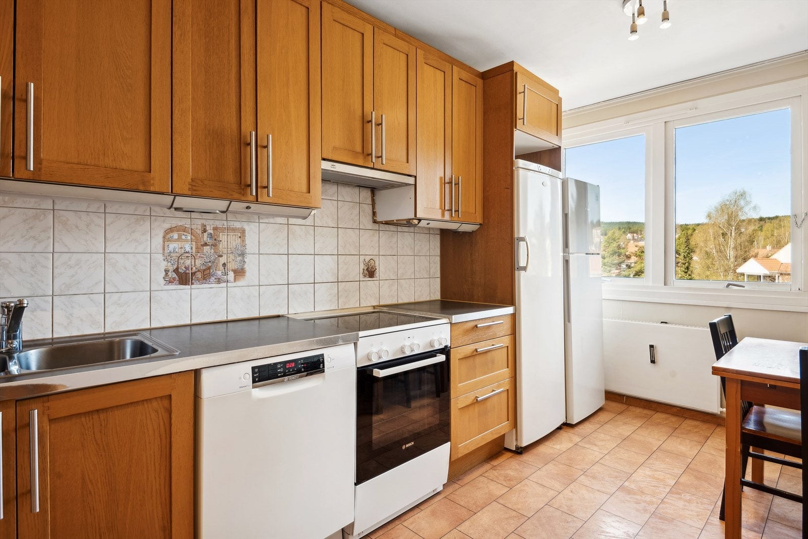 Varmtvann og fyring er inkludert i felleskostnadene. Galleribilde