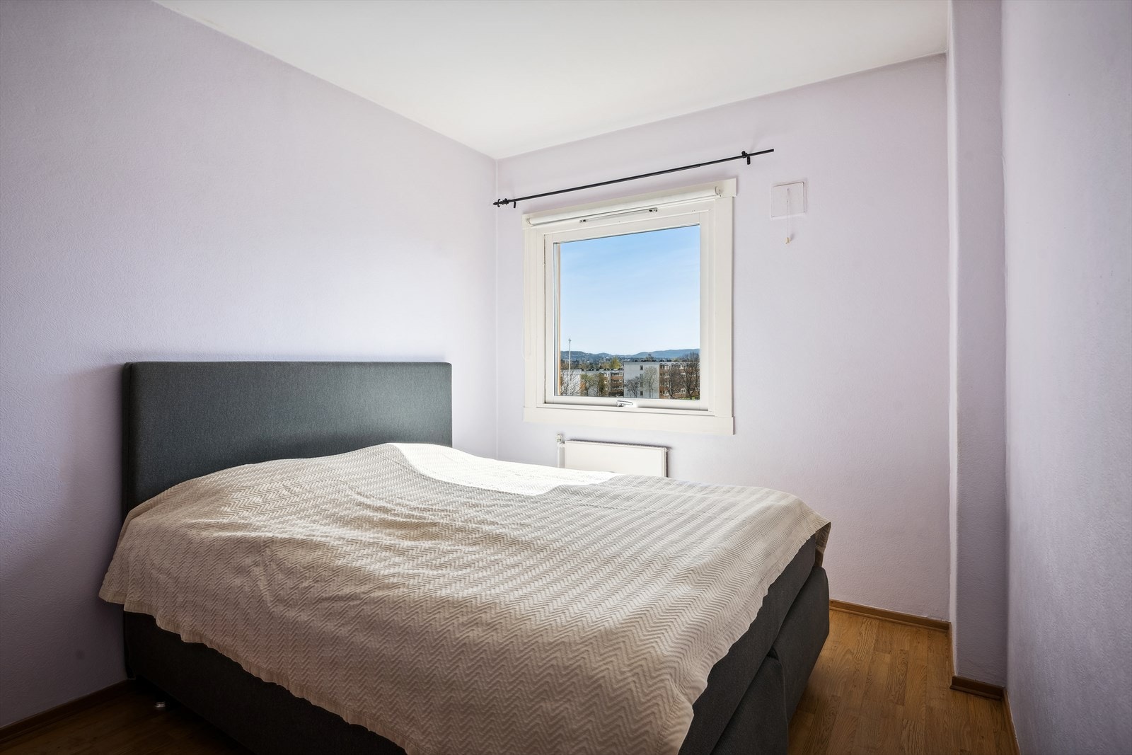 Boligen har to romslige soverom - dette er hovedsoverommet Galleribilde