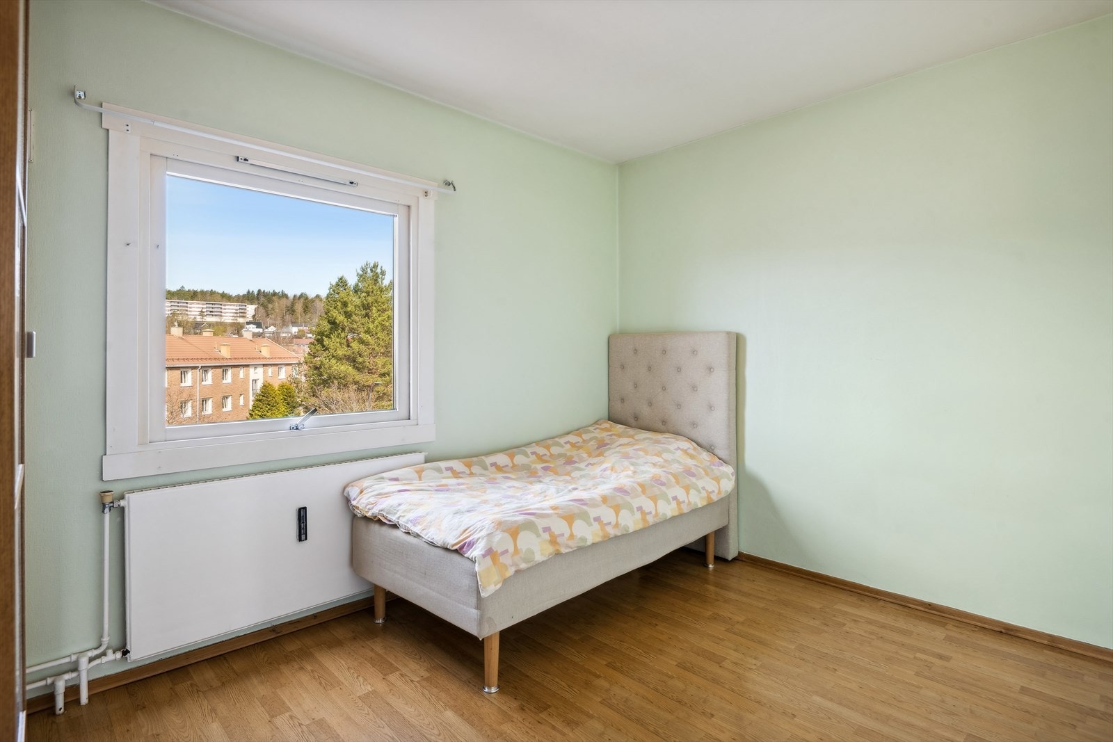 Soverom nr 2 med adkomst fra gang og med eget garderobeskap. Galleribilde