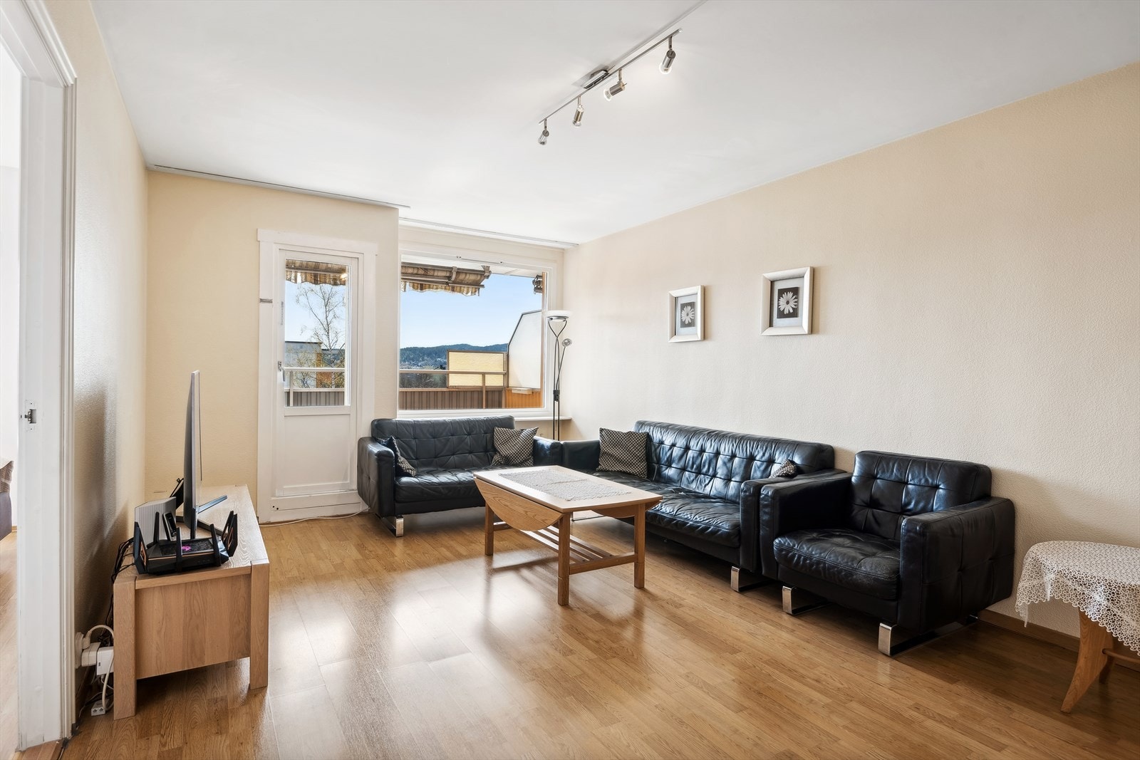 Dette er en romslig 3-roms andelsleilighet beliggende i byggets 4. etasje med gode lys og solforhold Galleribilde