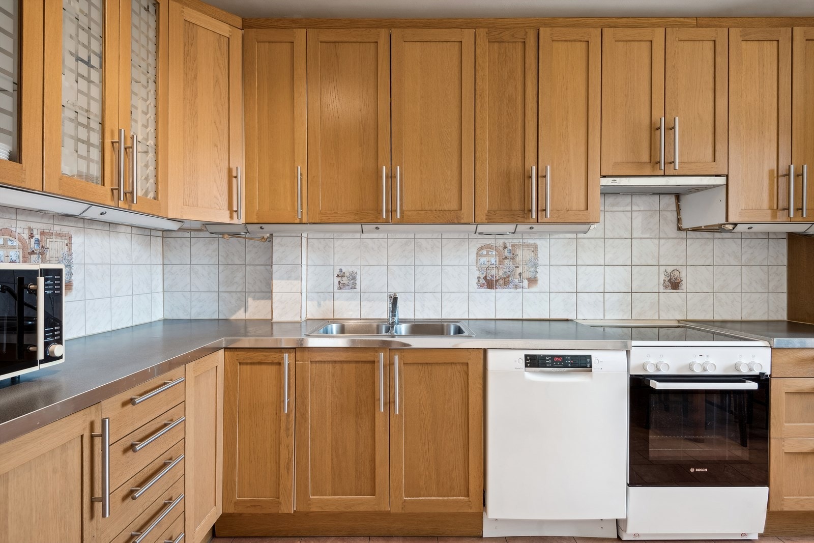 Adskilt kjøkken med rikelig med skap- og benkeplass Galleribilde