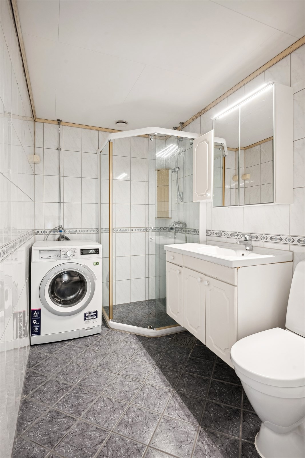 Her er det varmekabler i gulvet og opplegg for vaskemaskin og tørketrommel. Galleribilde