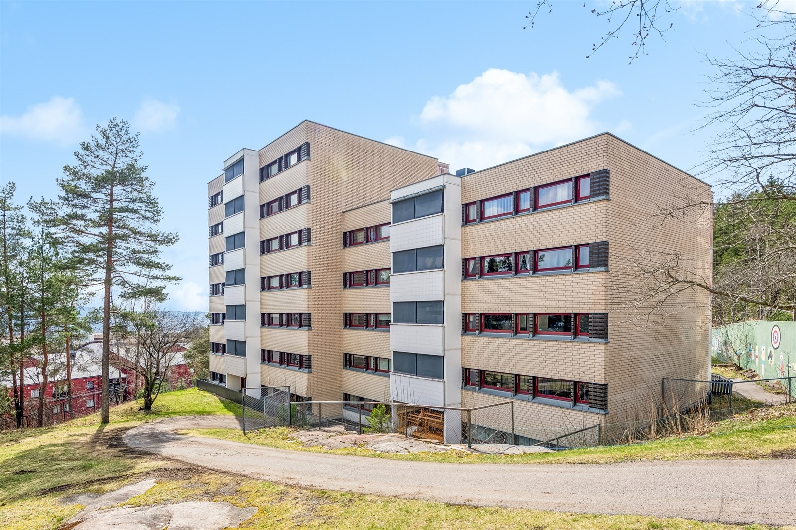 Leiligheten ligger i 2. etasje med enkel adkomst. Galleribilde