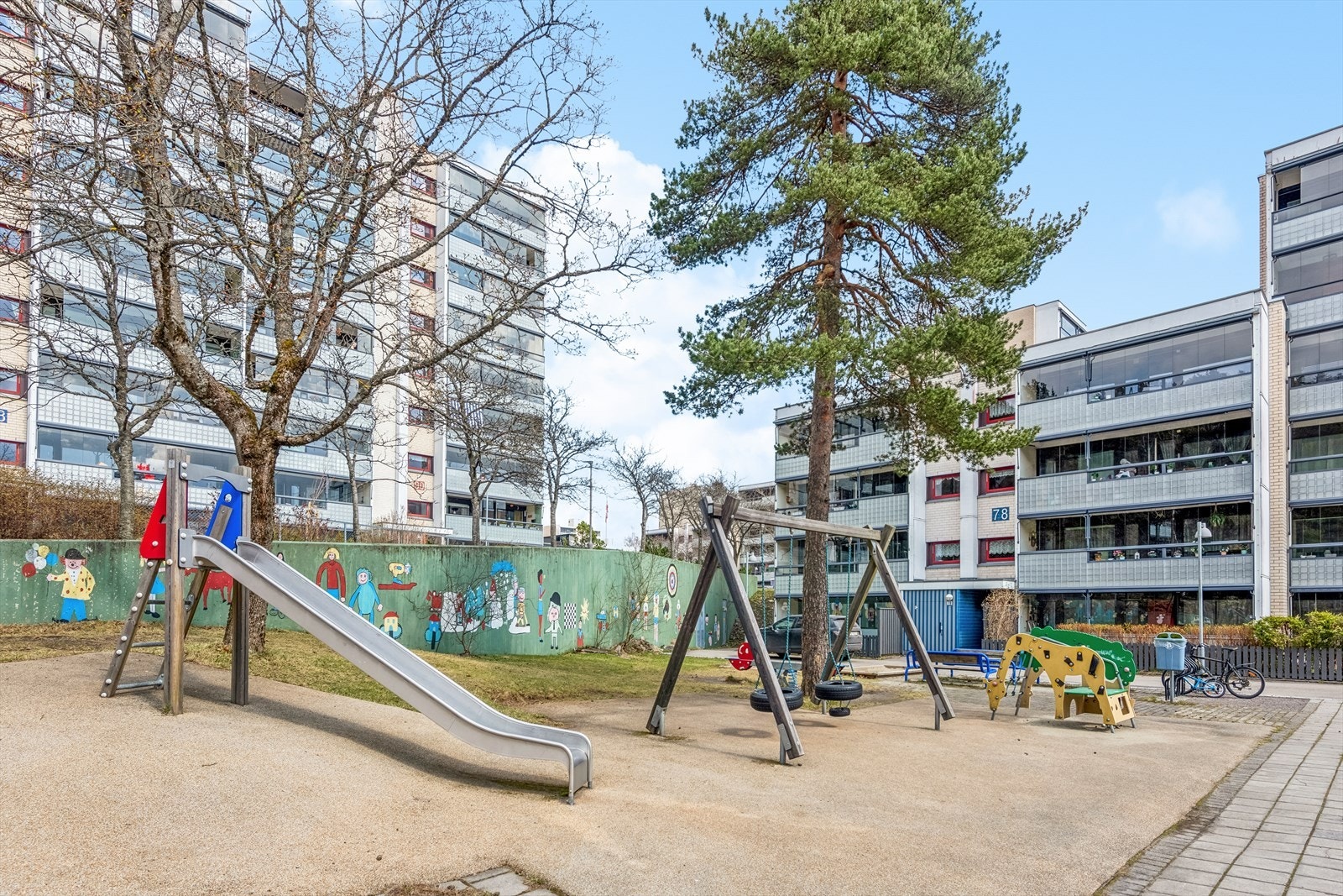Området er svært barnevennlig og har mange lekeplasser i nærområdet. I tillegg er det gangavstand til både barnehage og skoler. Galleribilde