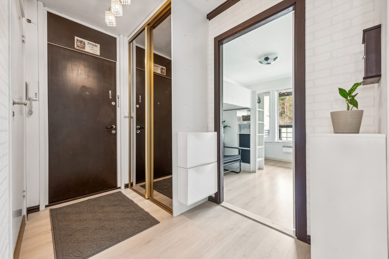 Entreen har skyvedørsgarderobe. Galleribilde