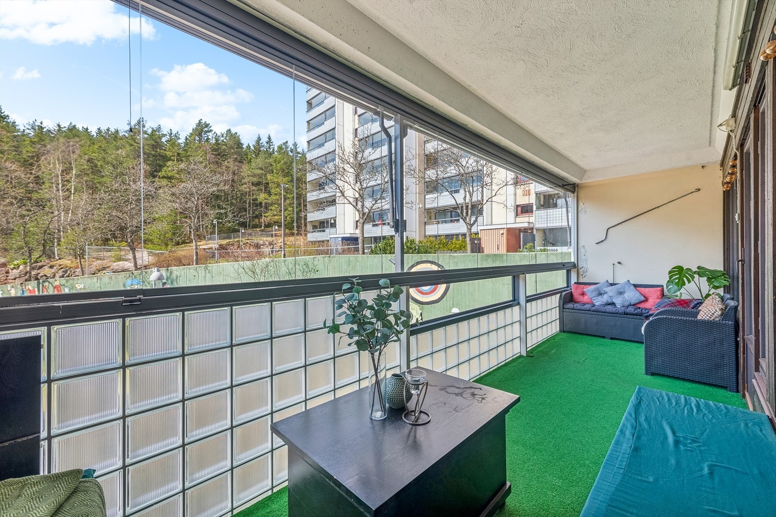 Fra stuen er det utgang vestvendt innglasset balkong på 12 kvm. Galleribilde