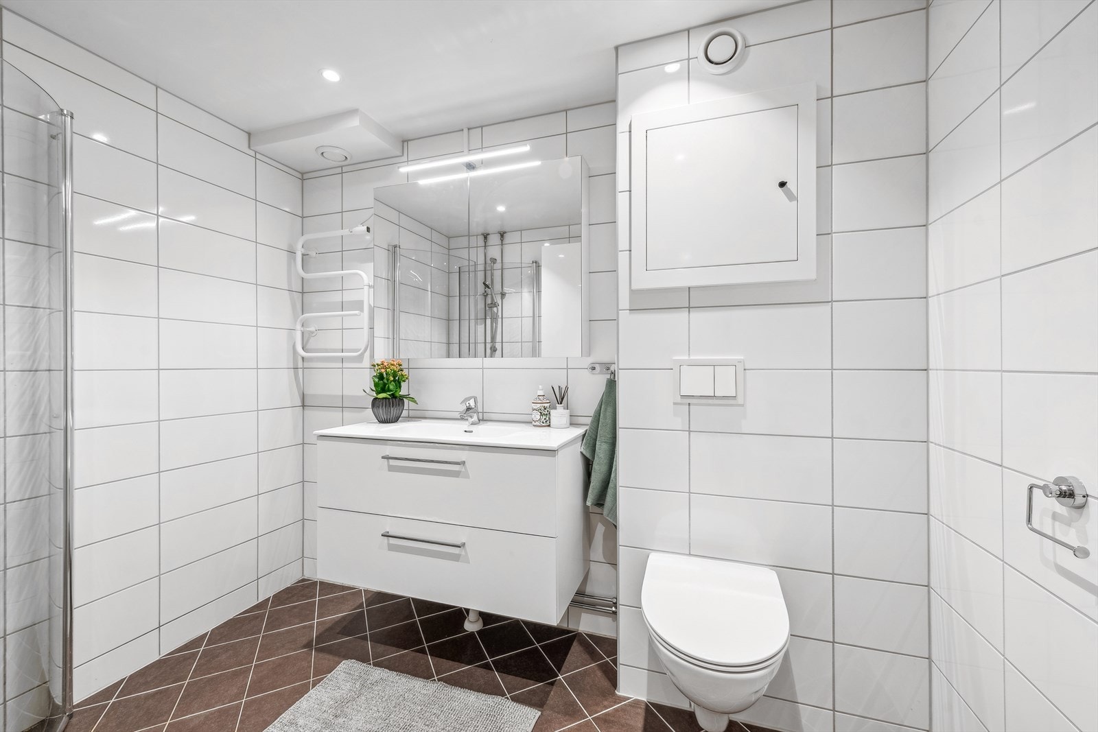 Badet har servant med skap, vegghengt toalett og dusjhørne mm. Galleribilde