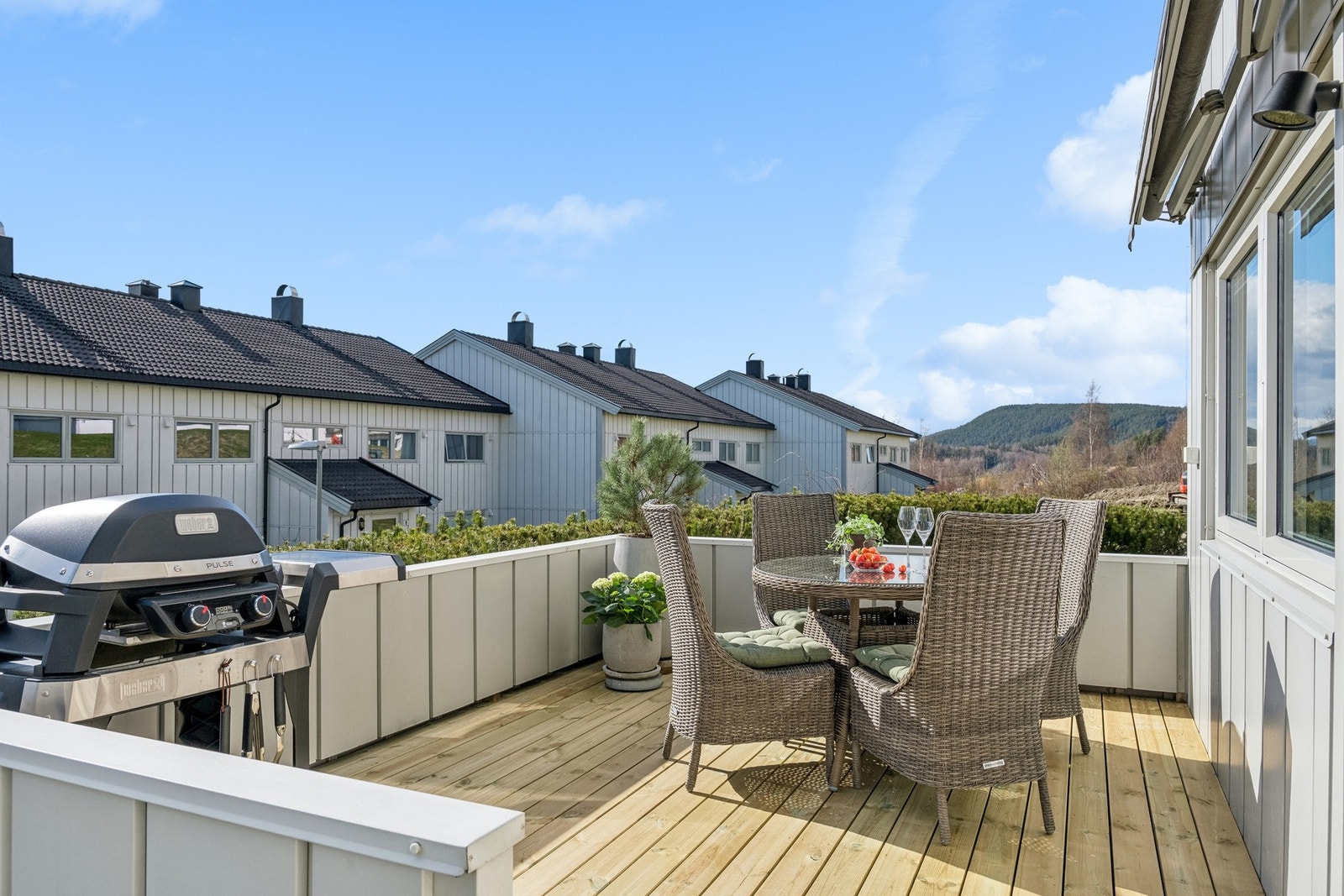 Fin plass til utvendig møblement her! Det er i tillegg en platting nedenfor terrassen. Galleribilde