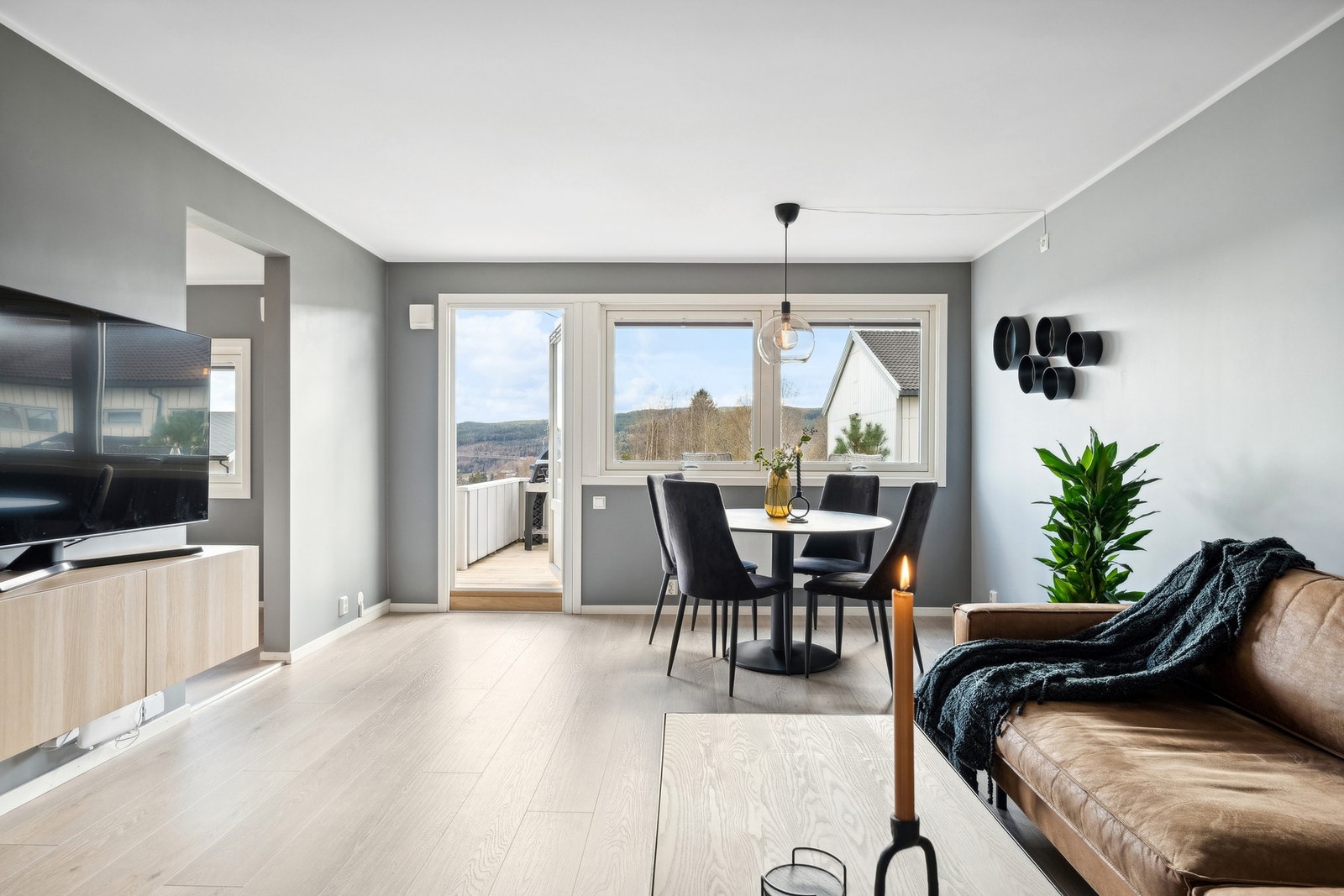 Plass til spisestuebord! Utgang til solrik terrasse og platting. Galleribilde