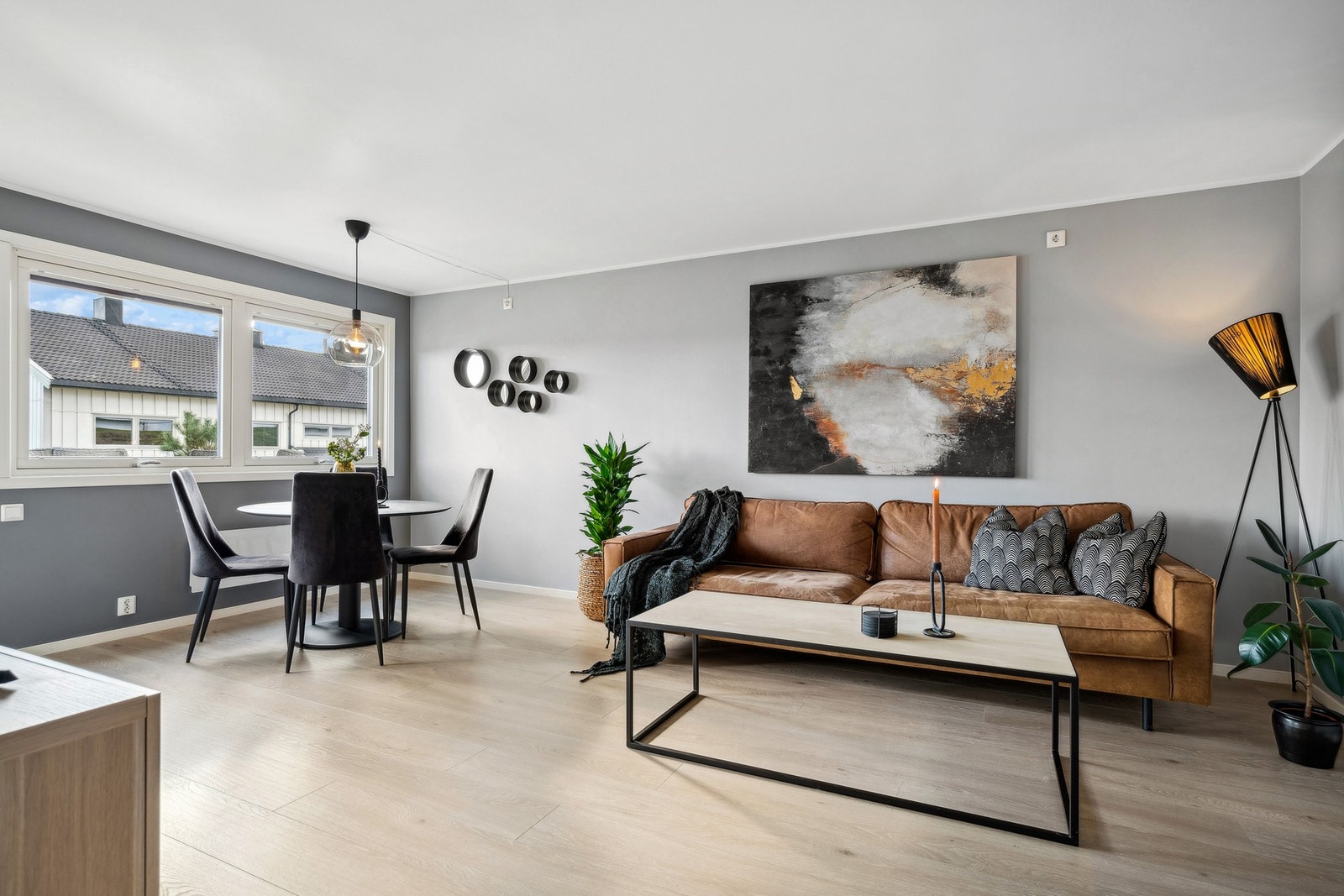 Det slippes godt med naturlig lys inn i stuen! Galleribilde