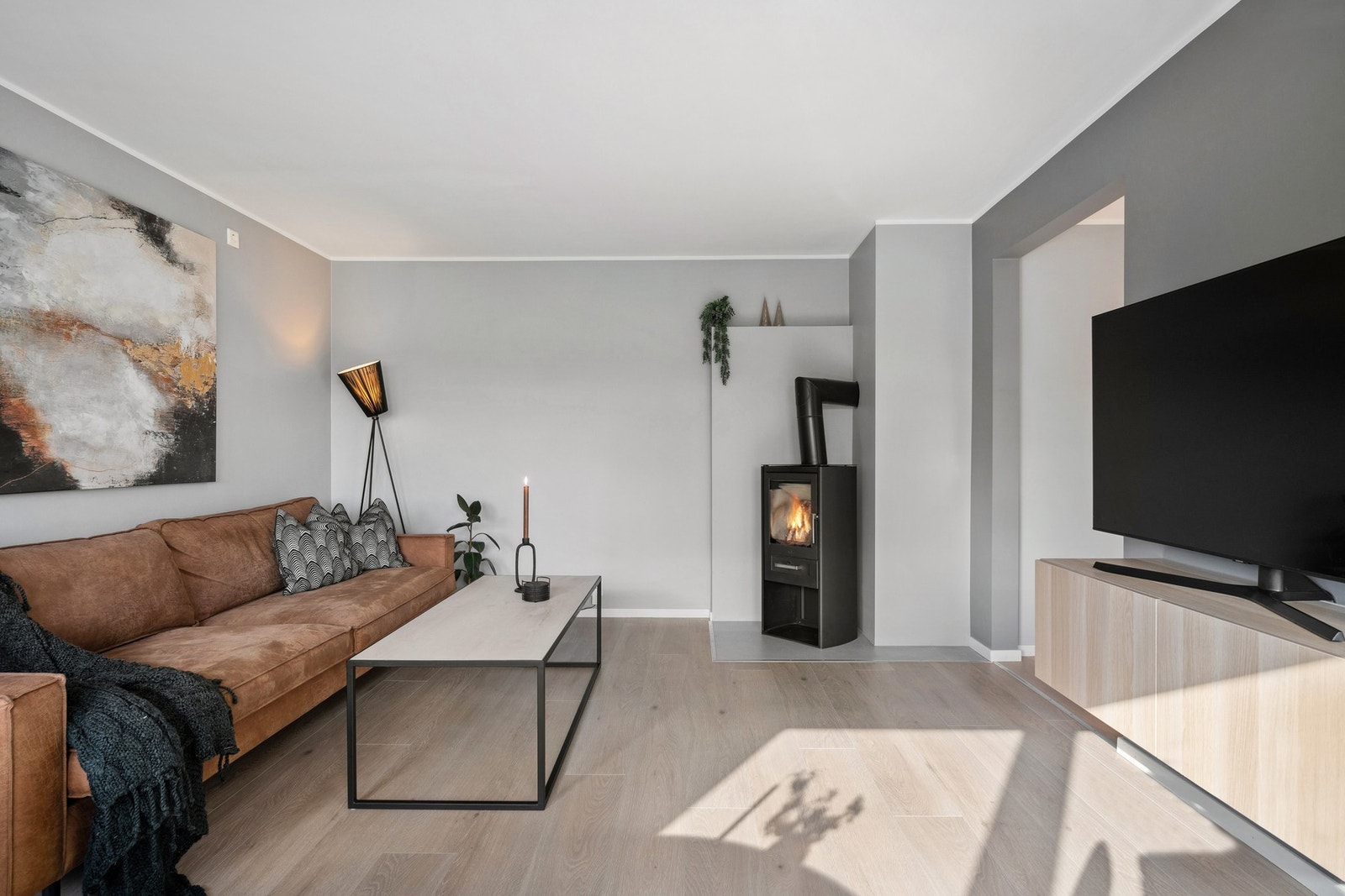 En luftig stue med god plass til sofagruppe og annet møblement Galleribilde