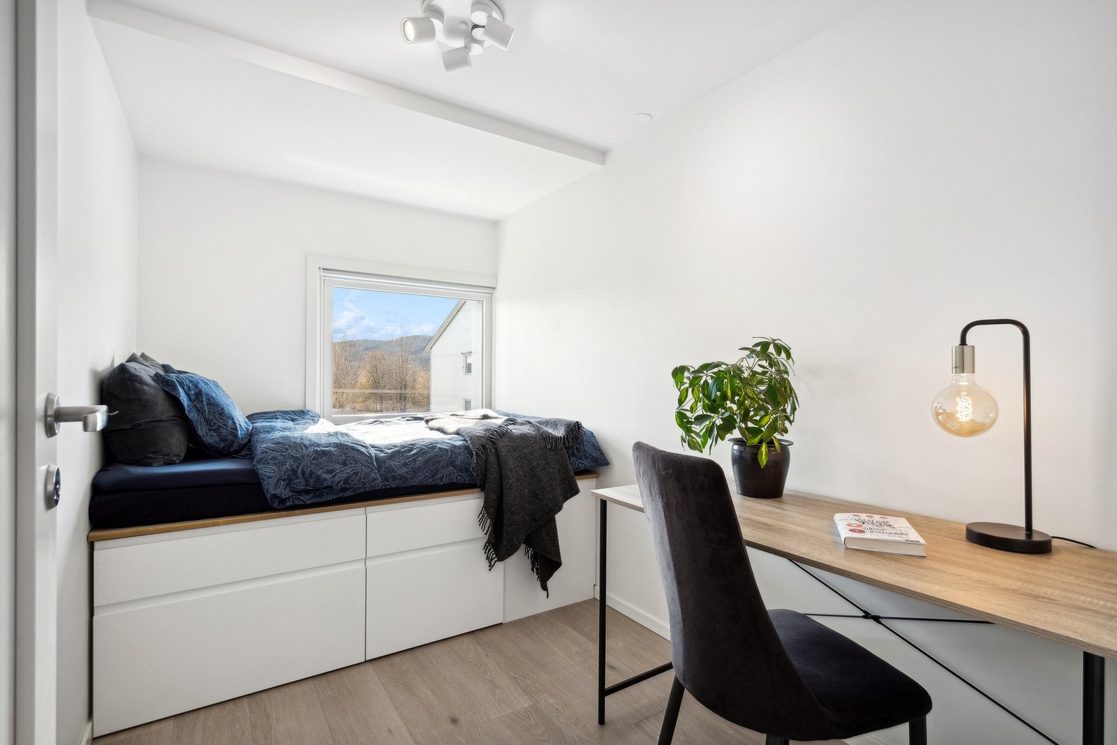 Soverom to egner seg utmerket som gjesterom, kontor, barnerom, eller til det du måtte ønske. Galleribilde