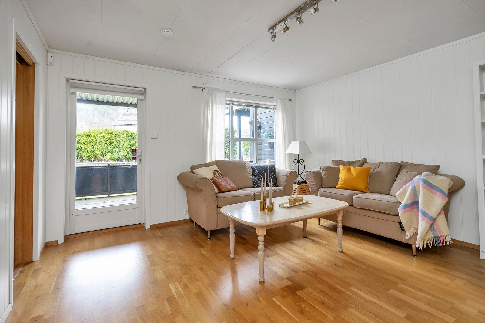 Lys stue med utgang til solrik veranda Galleribilde