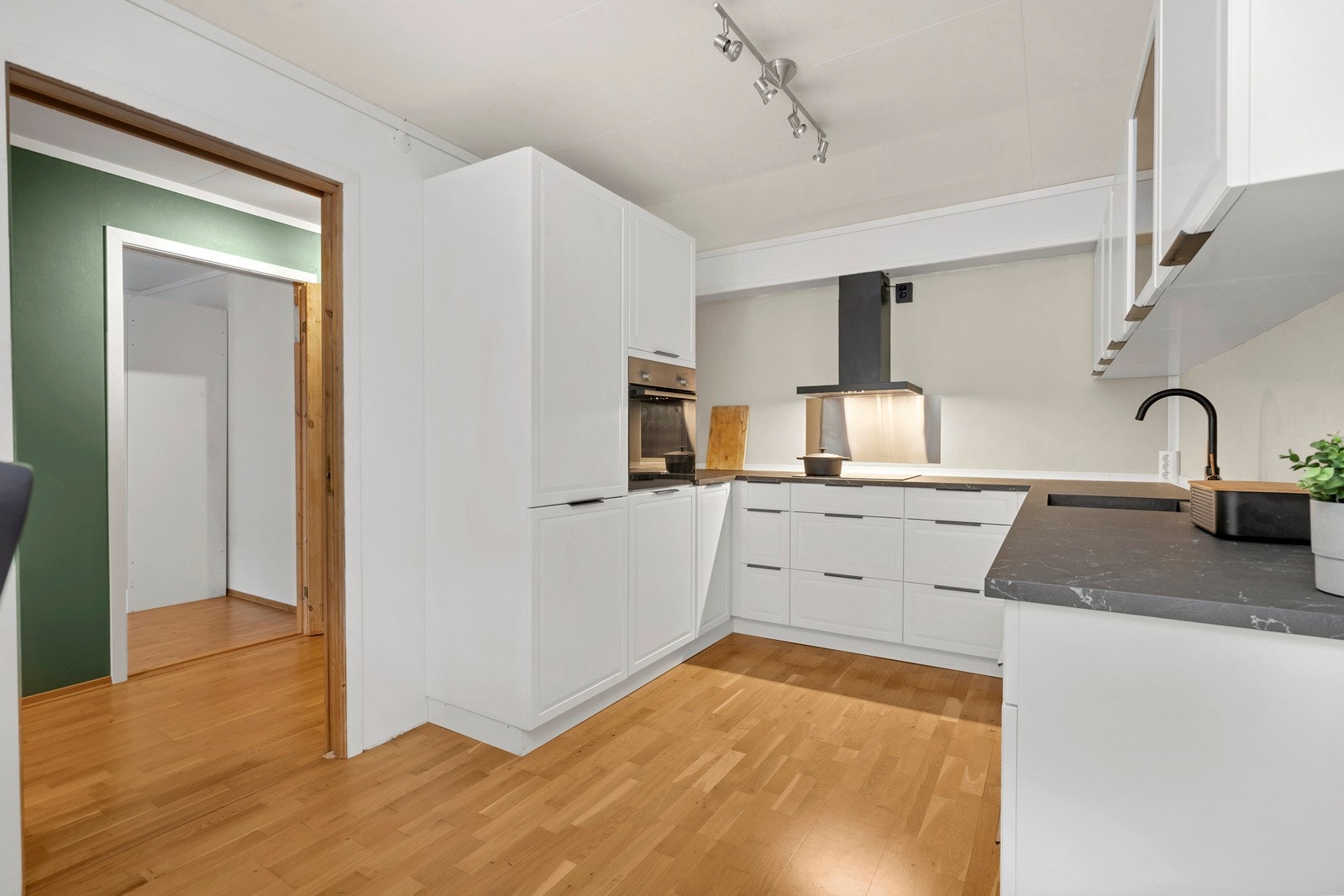 Nytt kjøkken med integrete hvitevarer Galleribilde