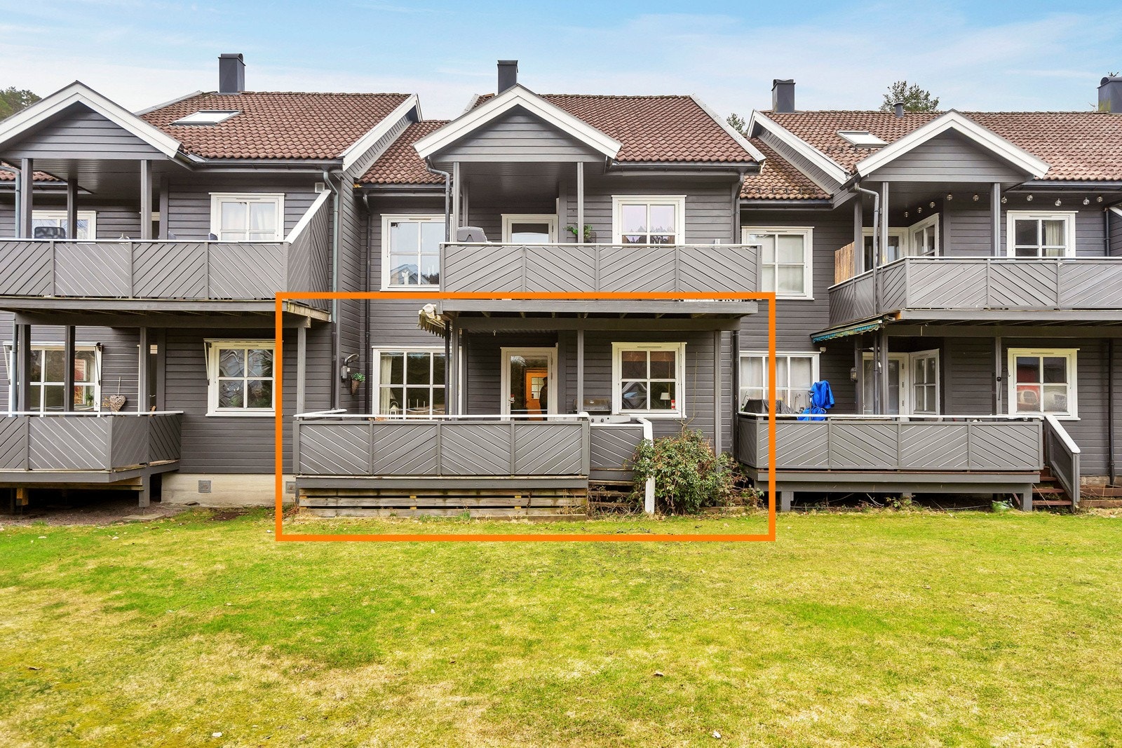 Solrik veranda med utsikt til grøntareal Galleribilde