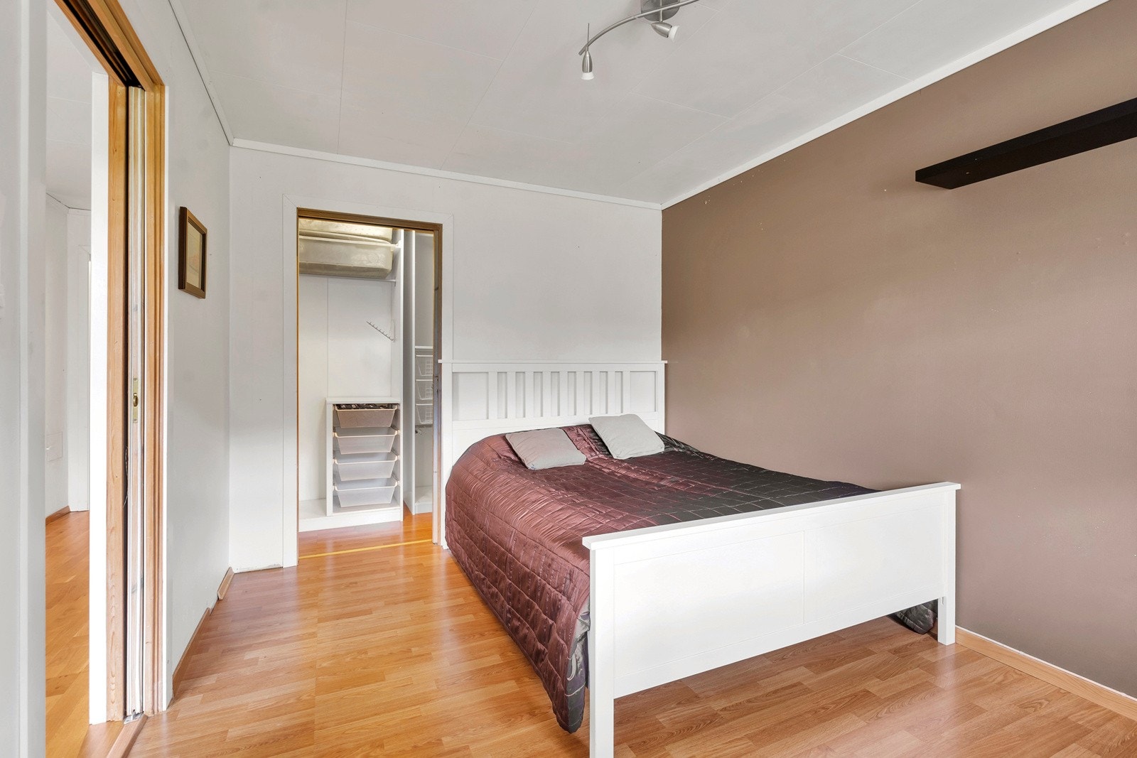 Soverom med walk-in closet Galleribilde