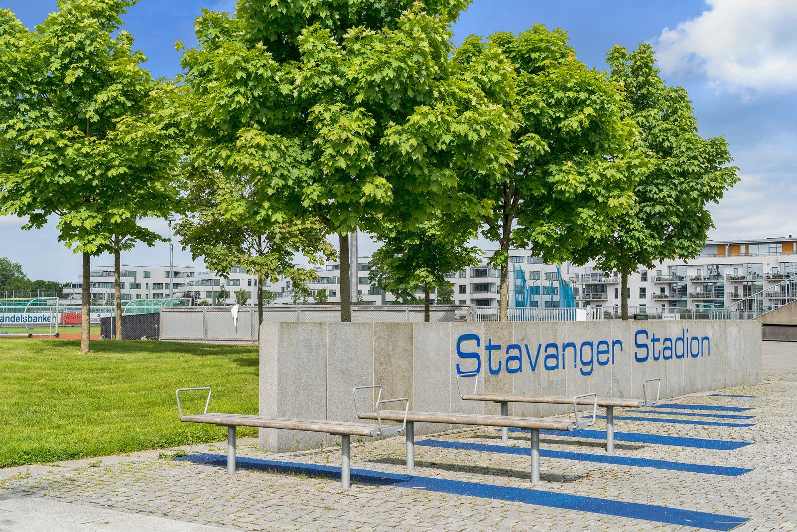 Boligen har nærhet til skoler og til idrettsanlegget rundt Stavanger stadion med friidrettsbaner, ballbaner, ballbinge og en rekke morsomme leke- og aktivitetsområder. Galleribilde