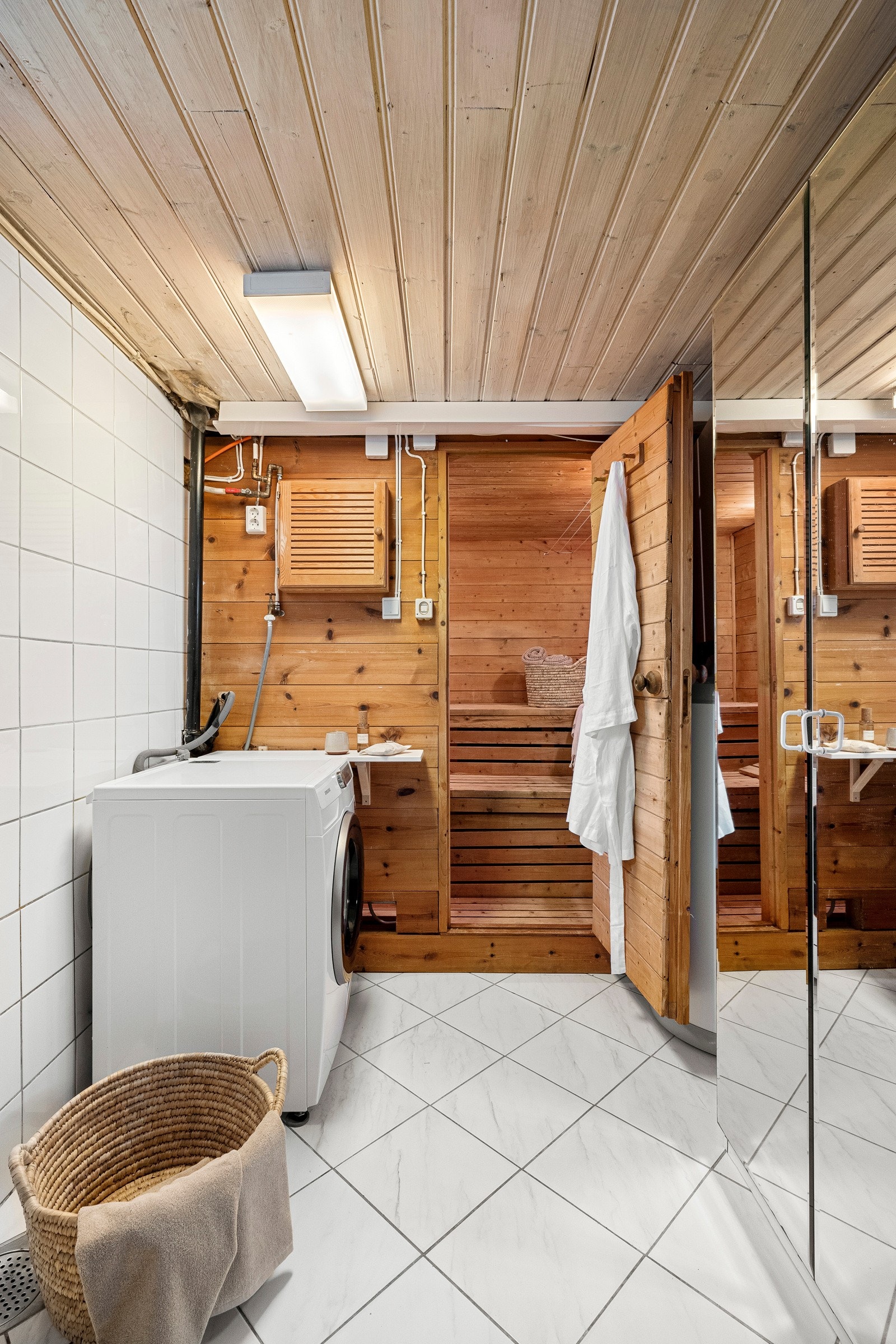 Herfra er det direkte adkomst til en badstue med plassbygde sittebenker og elektrisk badstueovn fra 2015 Galleribilde