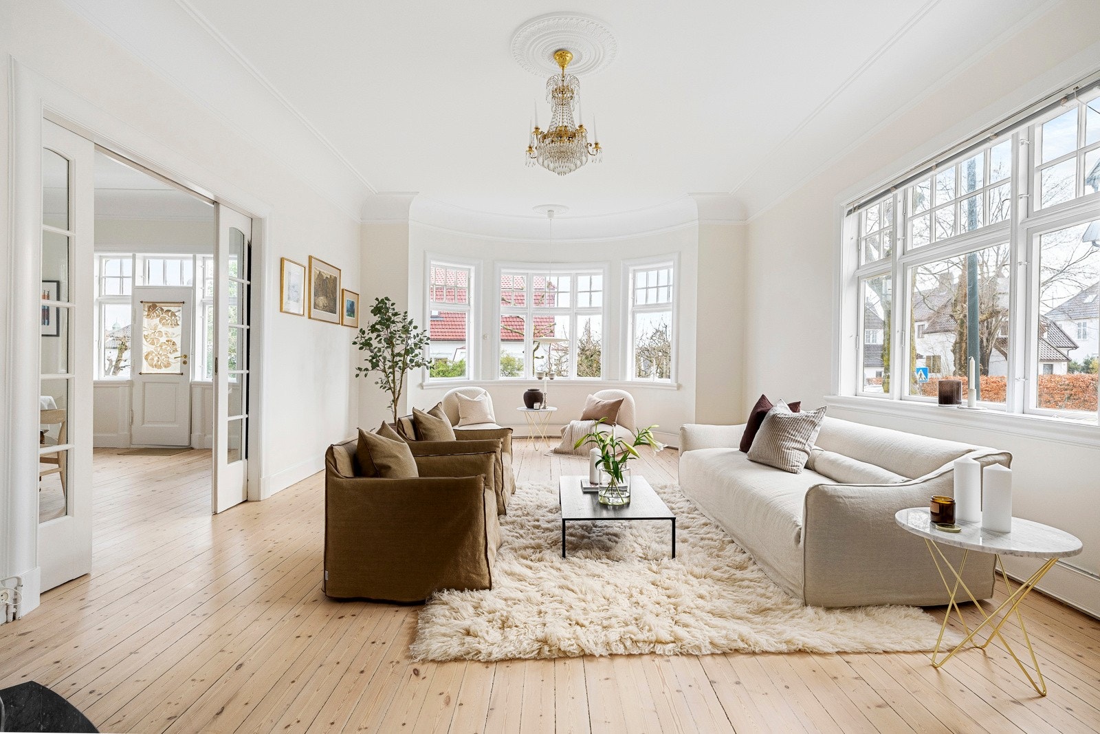 Gulvene i begge stuene ble slipt og lakkert i 2020, og rommene ble restaurert i perioden 2010 til 2020. Galleribilde