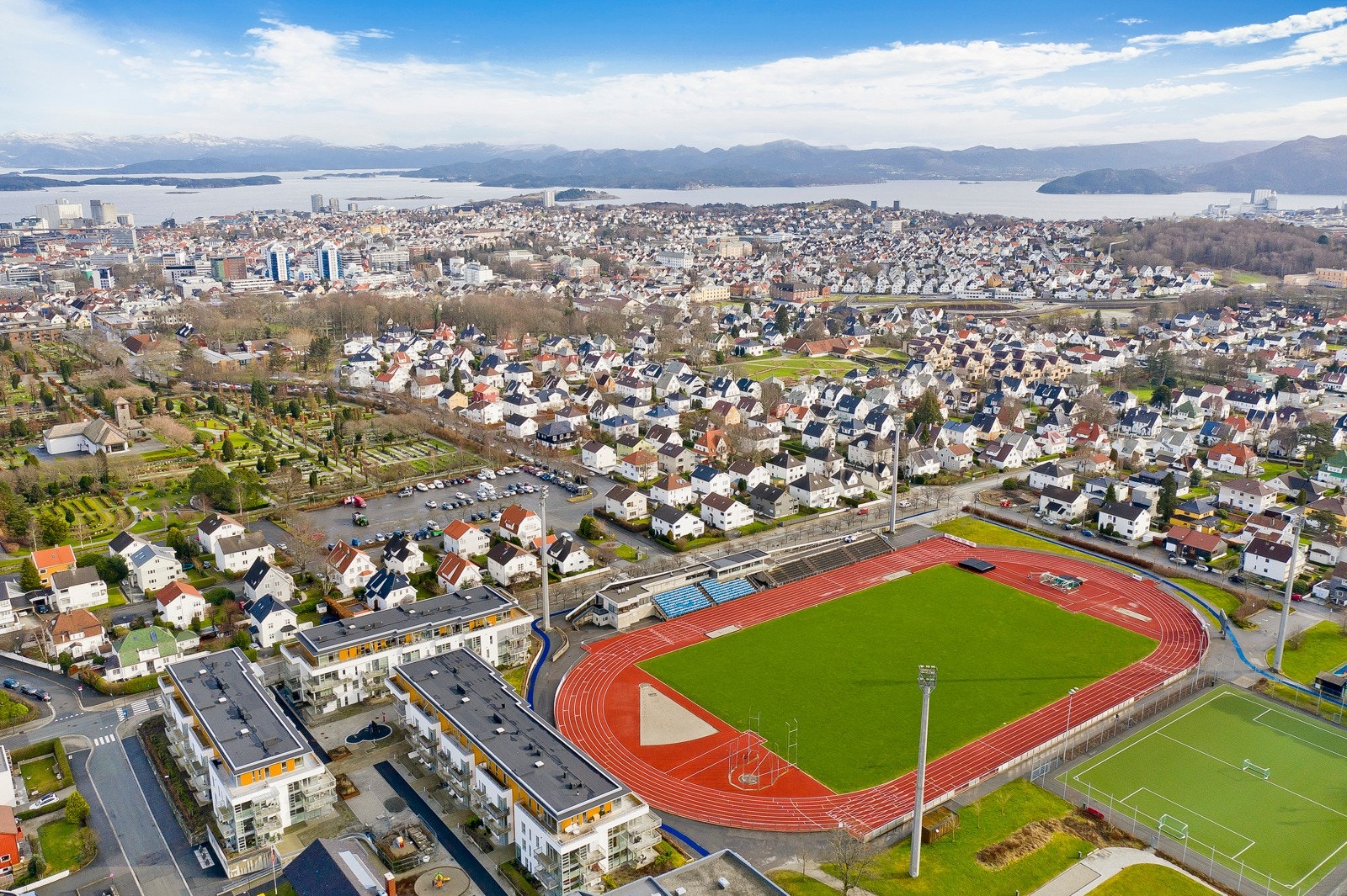 Eiendommen ligger i et veletablert, sentrumsnært og meget etterspurt boligområde på Eiganes, rett utenfor Stavanger sentrum. Galleribilde