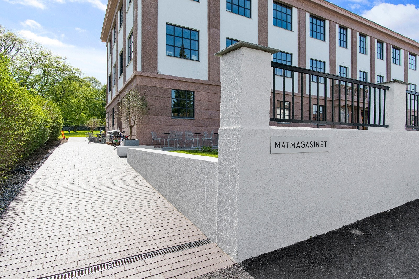 I umiddelbar nærhet finnes forretninger, hyggelige spisesteder og kaféer. Galleribilde