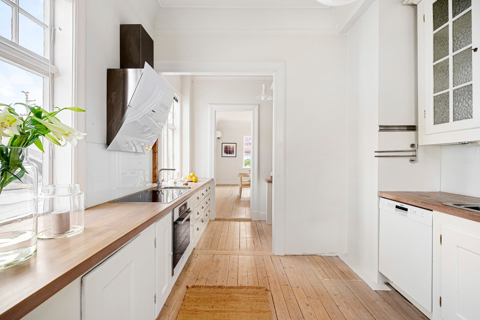 Kjøkkenet har et herskapelig design med langstrakte benkeflater som innbyr til spennende kokkelering. Galleribilde