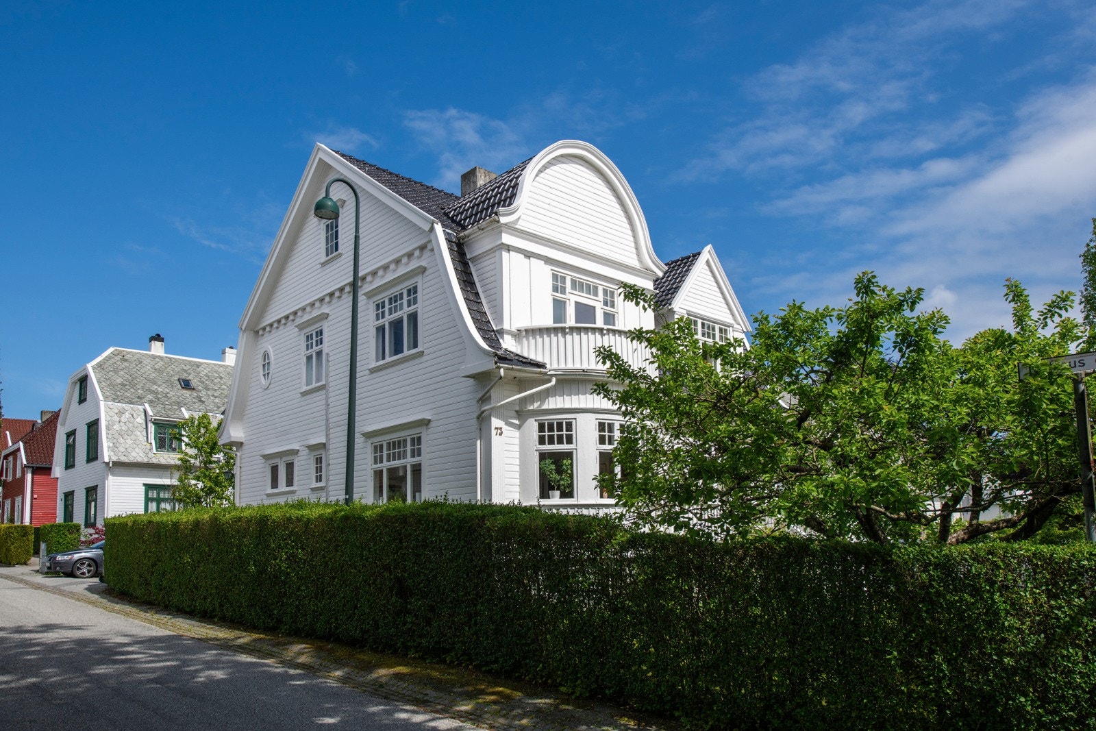 Velkommen til Eiganesveien 73 - En vakker, herskapelig enebolig fra 1916 som er modernisert og oppgradert i senere år. Galleribilde