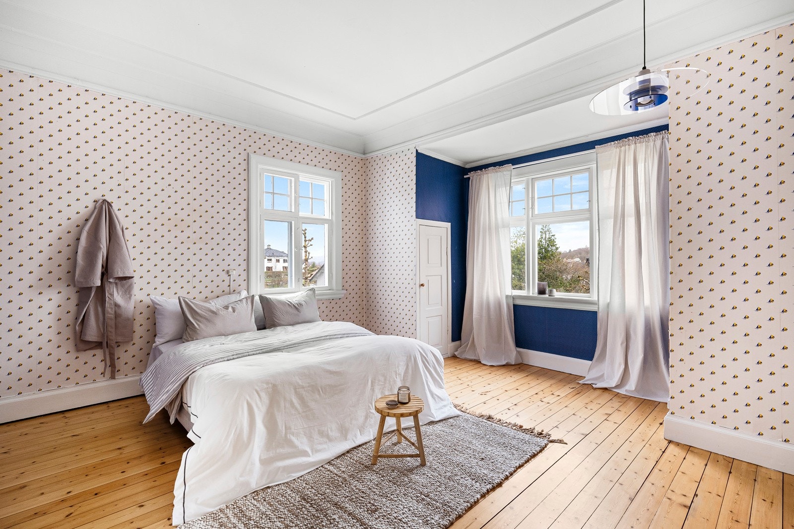 Store sprossevinduer sørger for rikt, naturlig lysinnslipp. Galleribilde