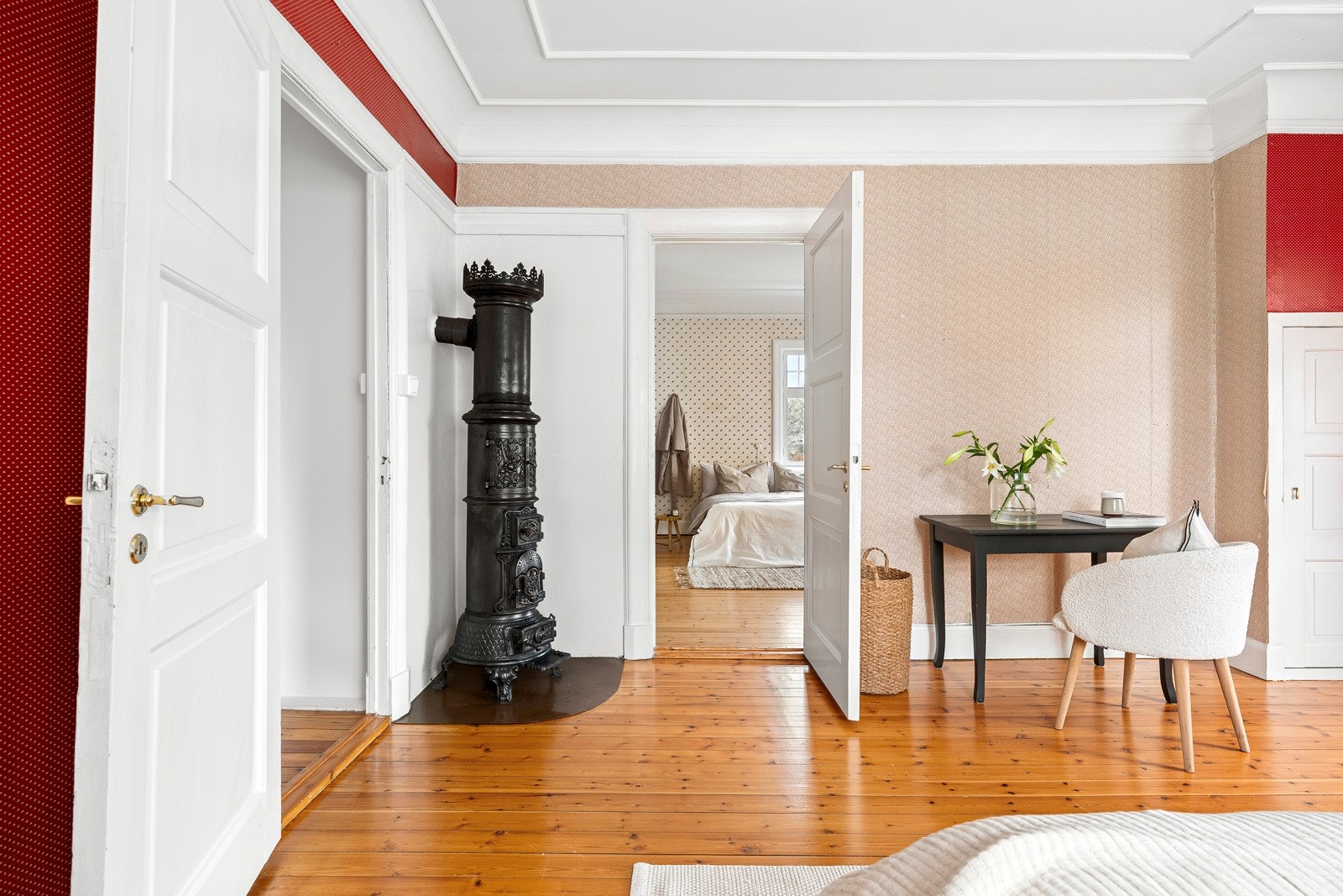 To av soverommene er av ekstra god størrelse, og er holdt i en klassisk stil med tapetserte, lett mønstrede vegger mot lakkert heltregulv. Galleribilde