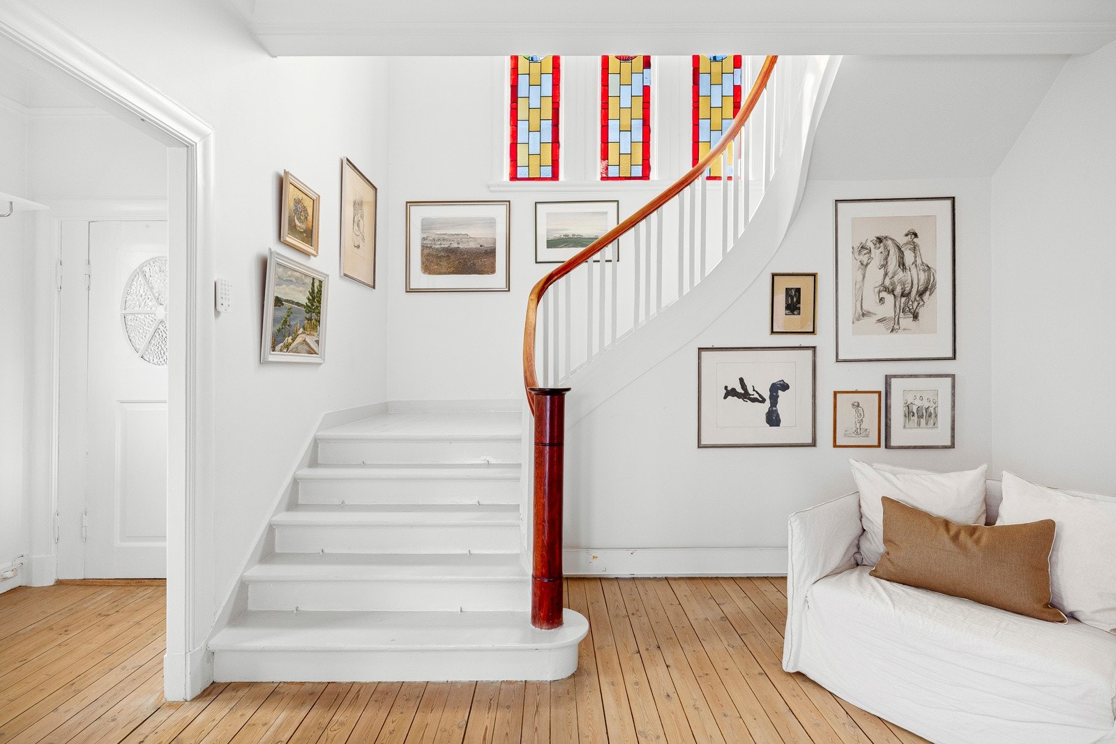 De fargede blyglassvinduene i hall og entré ble restaurert i 2017 og montert mellom vareglass for bevaring. Galleribilde