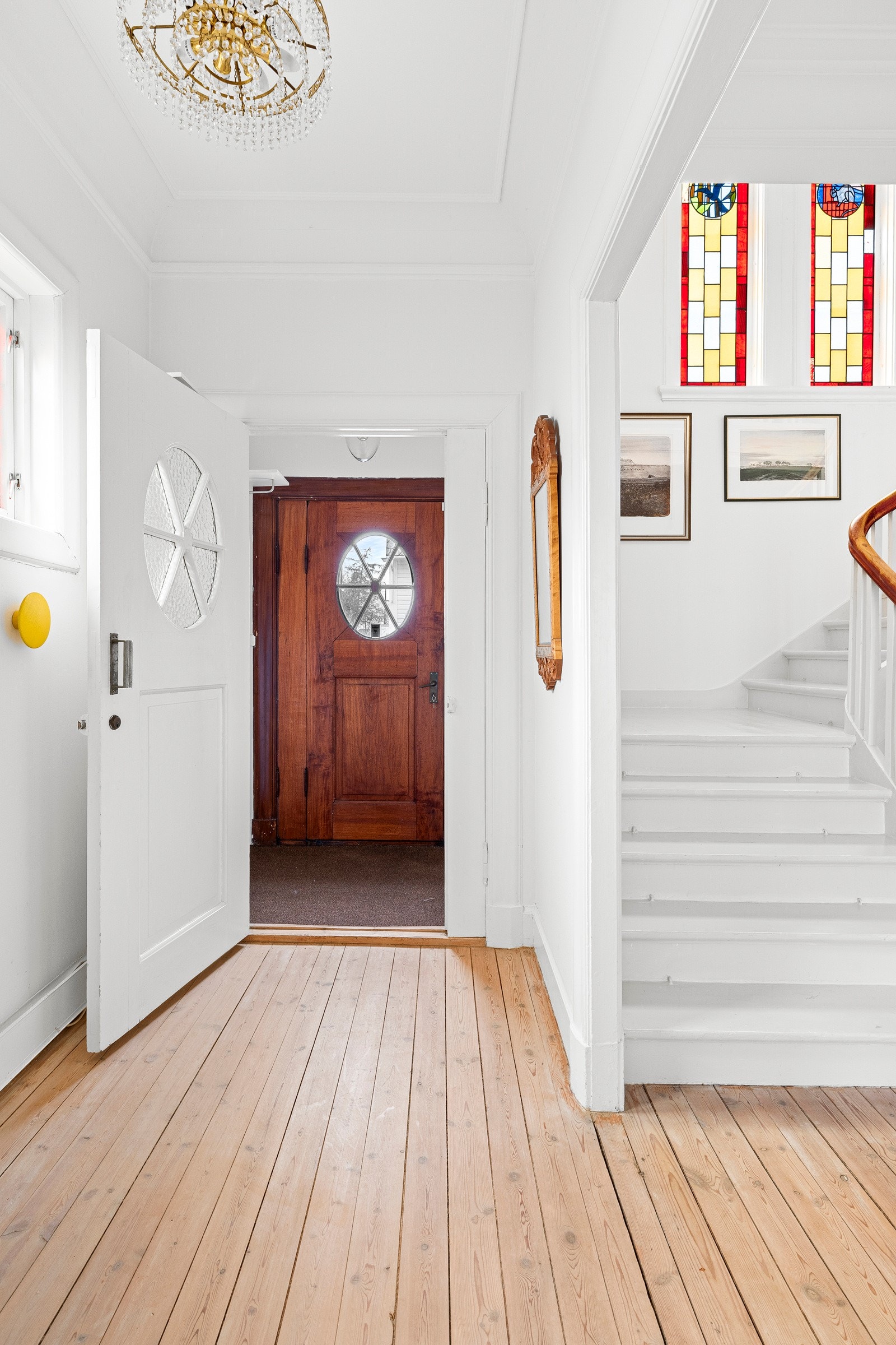 Fint og innbydende vindfang og hall. I tilknytning til hallen er det også et pent og praktisk wc-rom. Galleribilde