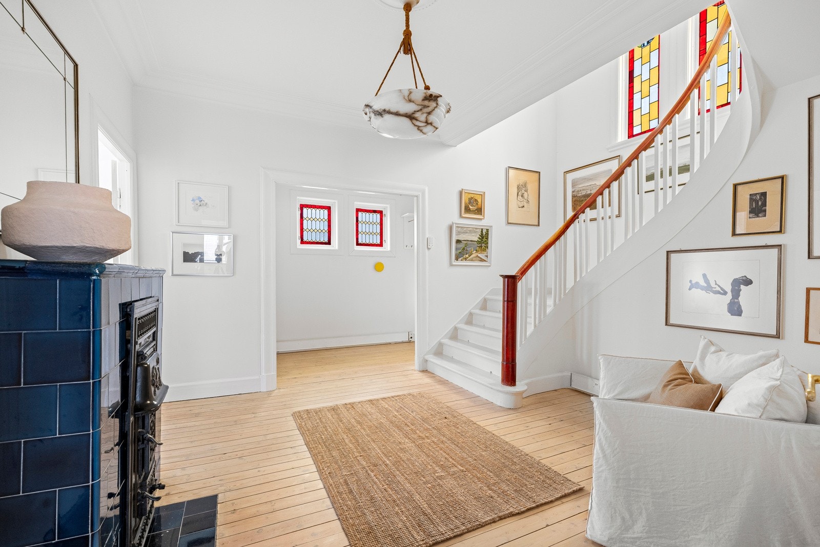 Vakker hall med originale detaljer som klassisk listverk, takrosetter, fargerike blyglassvinduer og en sjarmerende kamin. Galleribilde