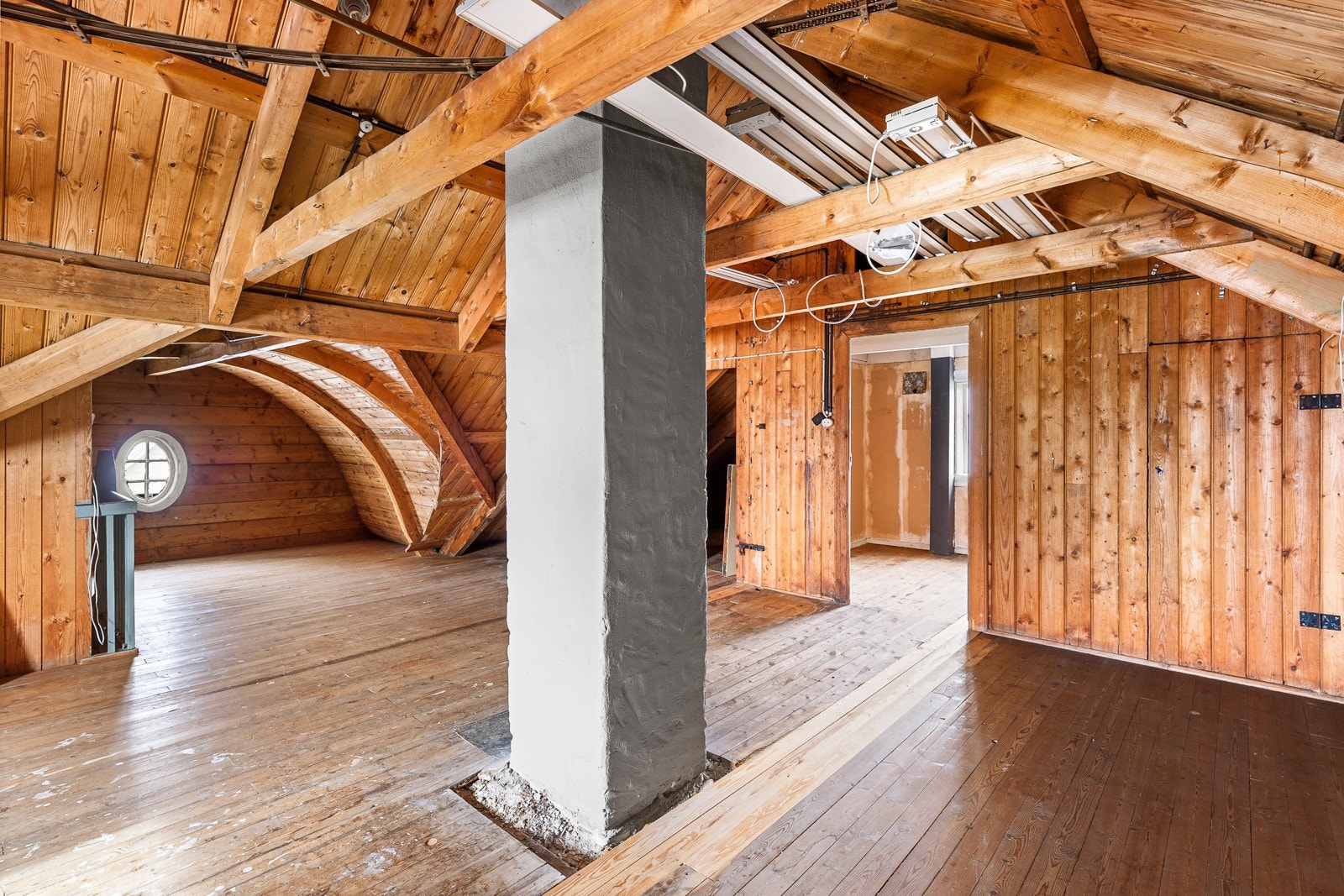 På loftet er det et gulvareal på ca. 39 kvm, og det er blant annet satt inn et nytt loftsvindu mot Torfæusgt. i senere tid. Galleribilde