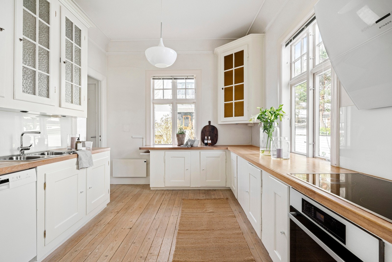 Innredningen er original og tidstypisk, og ble pusset opp, samt supplert med plassbygde, spesialtilpassede deler i 2009. Galleribilde