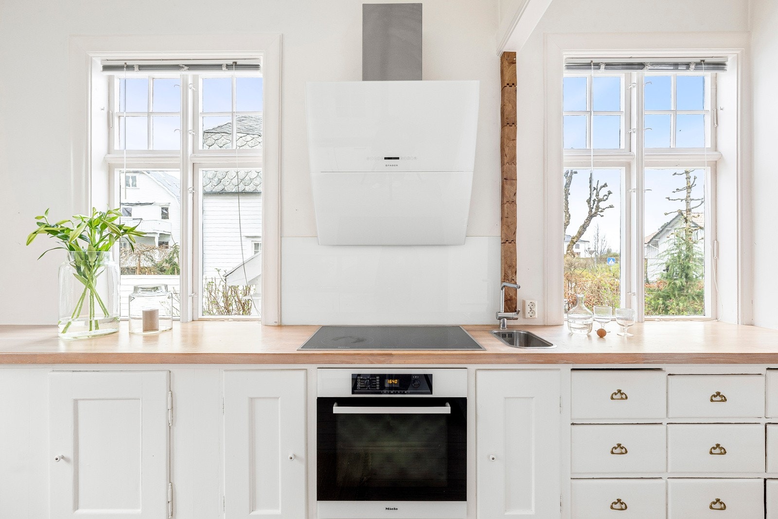 Kjøkkenet er utstyrt med integrert stekeovn og ekstra stor koketopp (80cm). Galleribilde