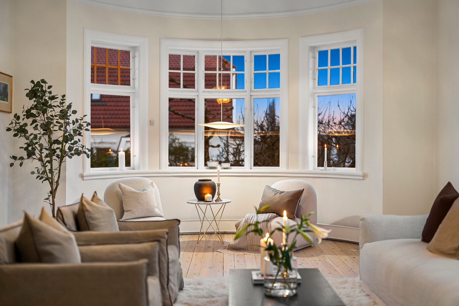 I et vakkert, avrundet karnapp er det originale, buede vindusglass, og trerammene ble restaurert i 2019. Galleribilde