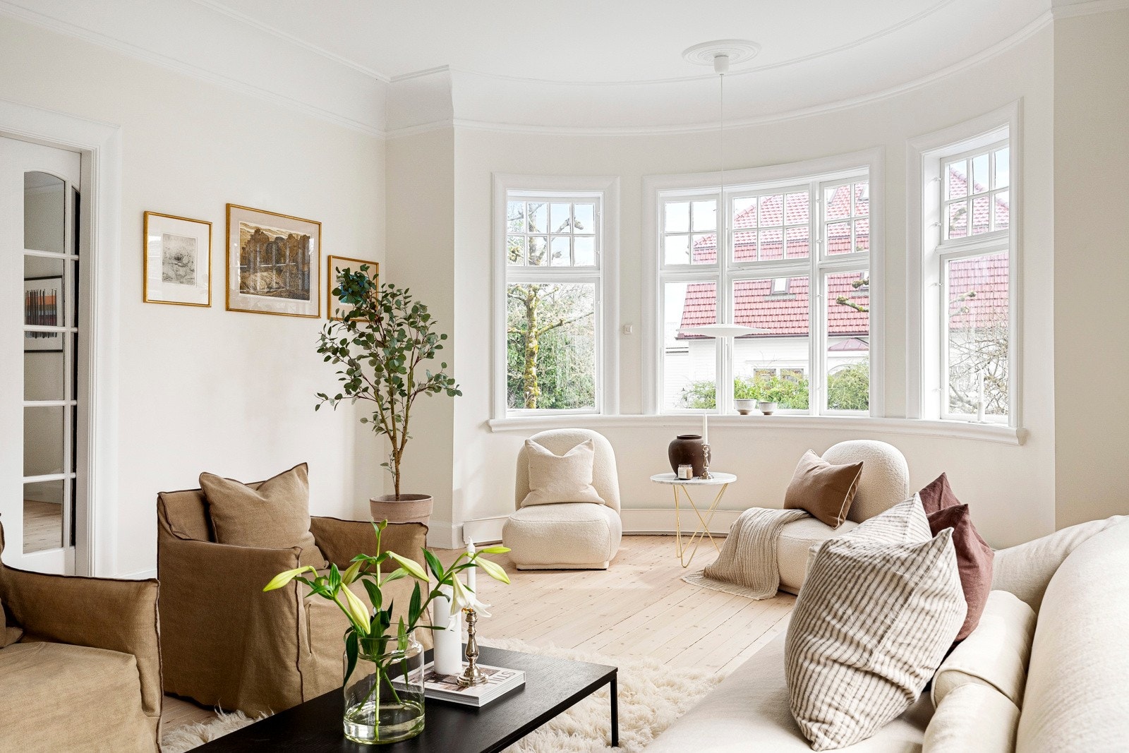 Listverket er originalt, og gir en nydelig helhet i stuene. Galleribilde