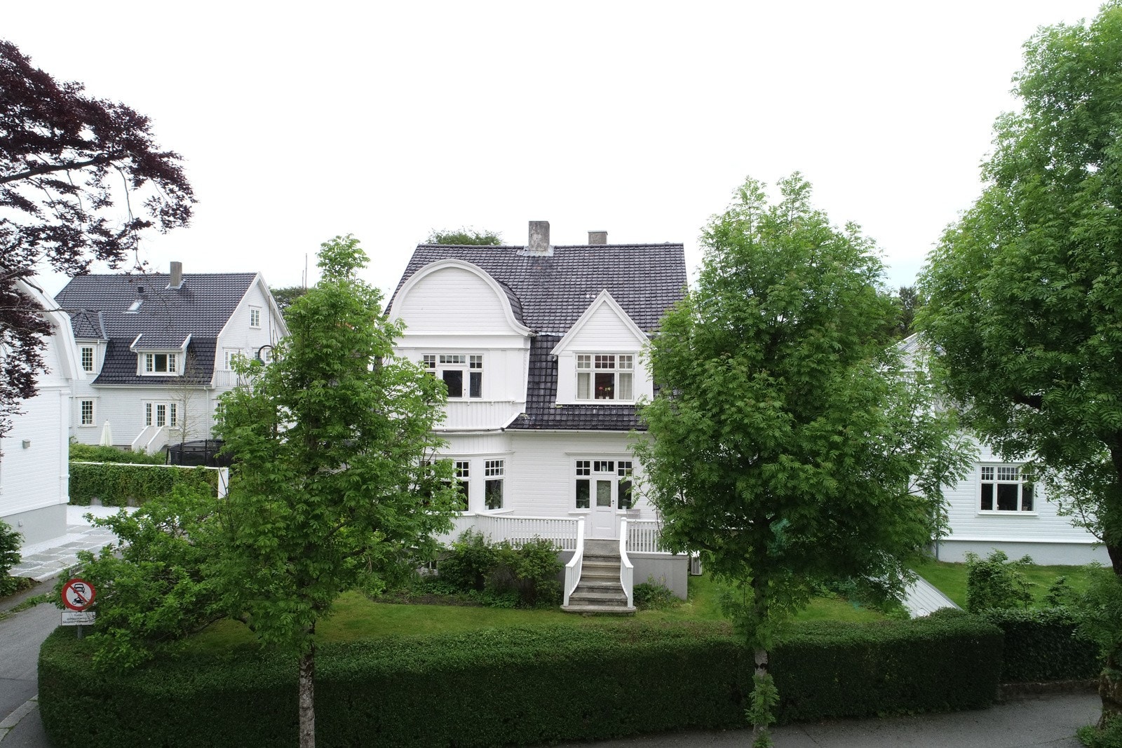 Både hage og veranda kan skilte med gode solforhold fra morgen til kveld Galleribilde