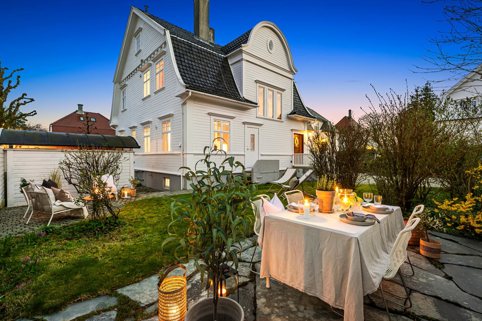 Eiendommen ligger i et veletablert, sentrumsnært og meget etterspurt boligområde på Ledaal Vest . Galleribilde