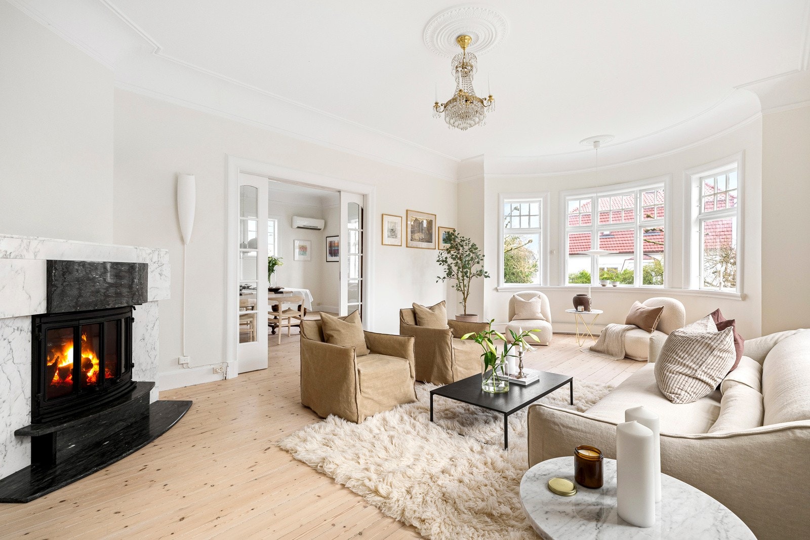 I første etasje er det to store, luftige og innbydende stuer. I dagligstuen er det en vakker, arkitekttegnet peis med innsats i samme stil som den originale kaminen fra 1916 Galleribilde