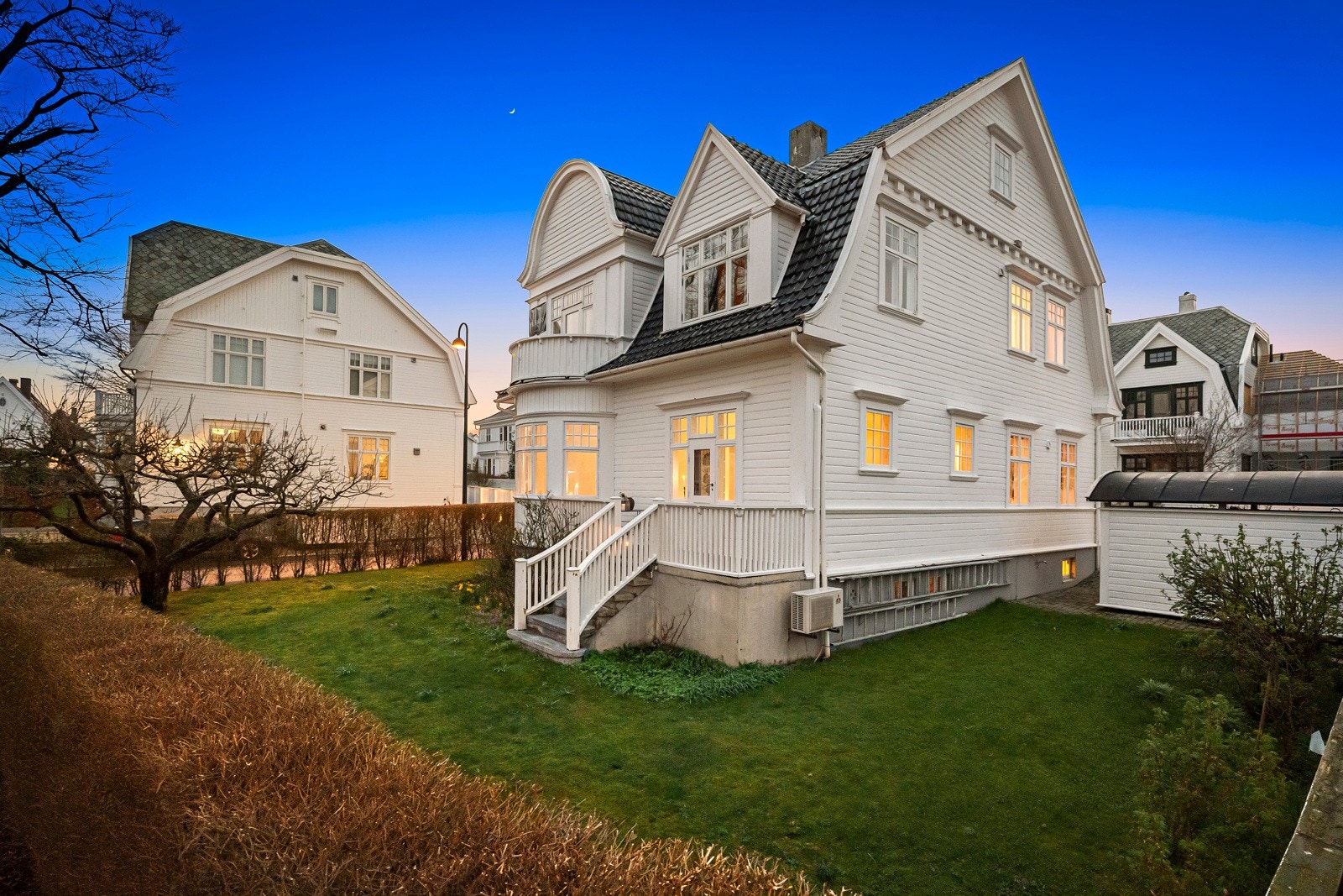 Hjørnetomten på 422,7 kvm er flat og velstelt, og hagen mot syd rammes inn med tett hekk av Liguster. Galleribilde