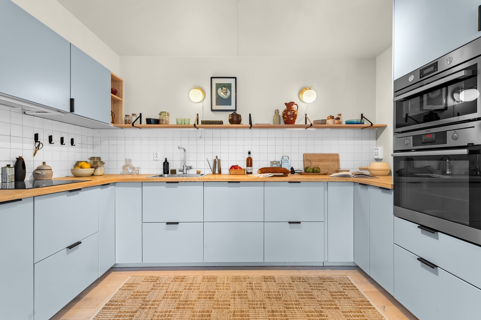 Lekkert kjøkken modernisert i 2020 med god skap- og benkeplass Galleribilde