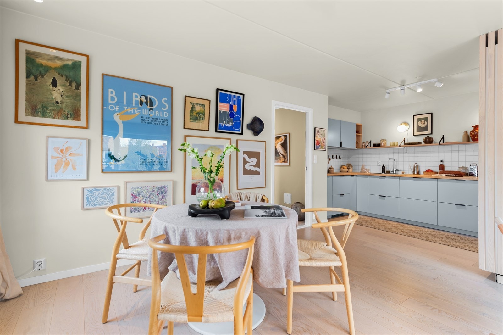 Det er god plass til stort spisebord i tilknytning til kjøkkenet Galleribilde